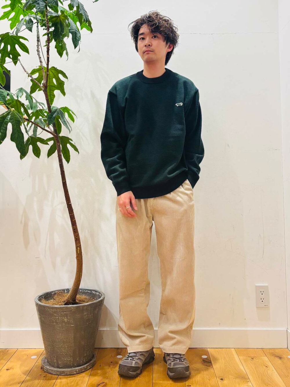 グレー系のスニーカー、ホワイト系のその他パンツ、ブラック系のニット/セーターを着用したメンズの冬コーディネートの3枚目の写真