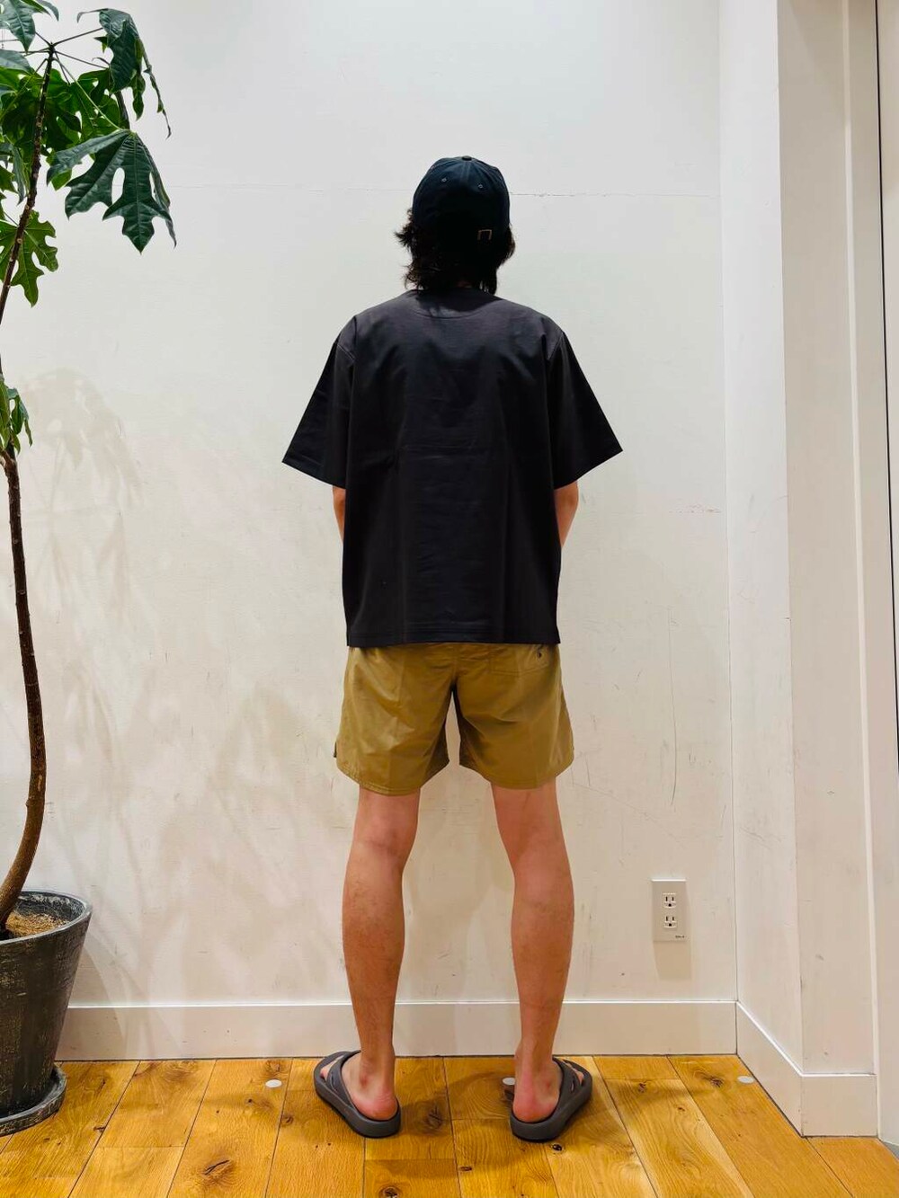 「スポーツミックス、NIKE、OOFOS、暑い、水際アイテム、私のイチ推しブランド、やや暑い、とても暑い、休日リラックススタイル」｜「OOFOSのOOFOS　Ooriginal（サンダル、グレー系）」を使った、MATSUMOTOさん（メンズ・175cm）の夏コーディネートの3枚目の写真