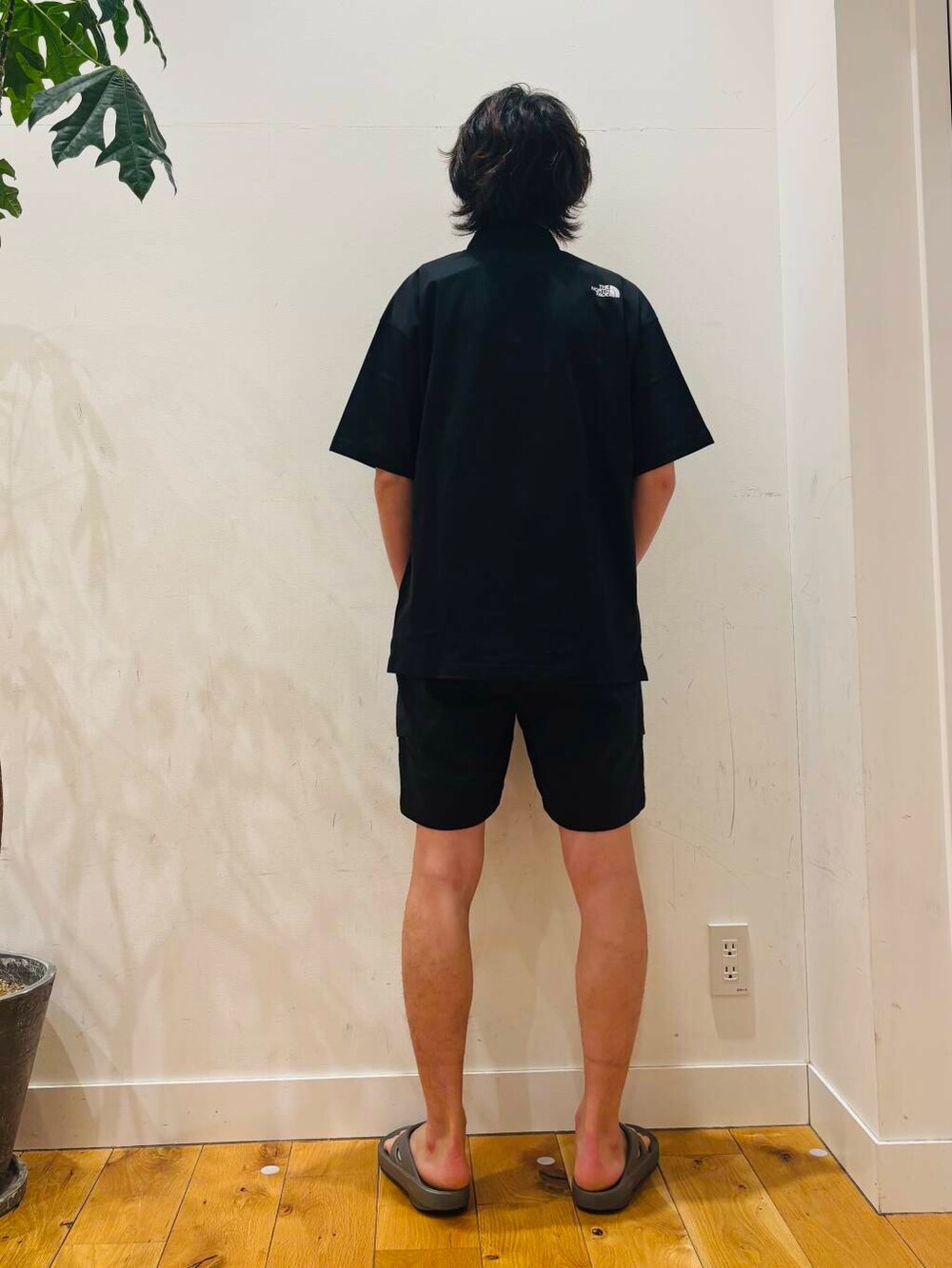 「モノトーン、スポーツミックス、雨の日コーデ、newarrival、THENORTHFACE、OOFOS、休日スタイル、旅行コーデ、暑い、私のイチ推しブランド、テーマパークコーデ、外遊びコーデ、暮らしを楽しむ、やや暑い、とても暑い」｜「YAKPAKの『撥水』『別注』YAKPAK×DOORS　SHOULDER BAG S（ショルダーバッグ、ブラック系）」を使った、MATSUMOTOさん（メンズ・175cm）の春コーディネートの4枚目の写真
