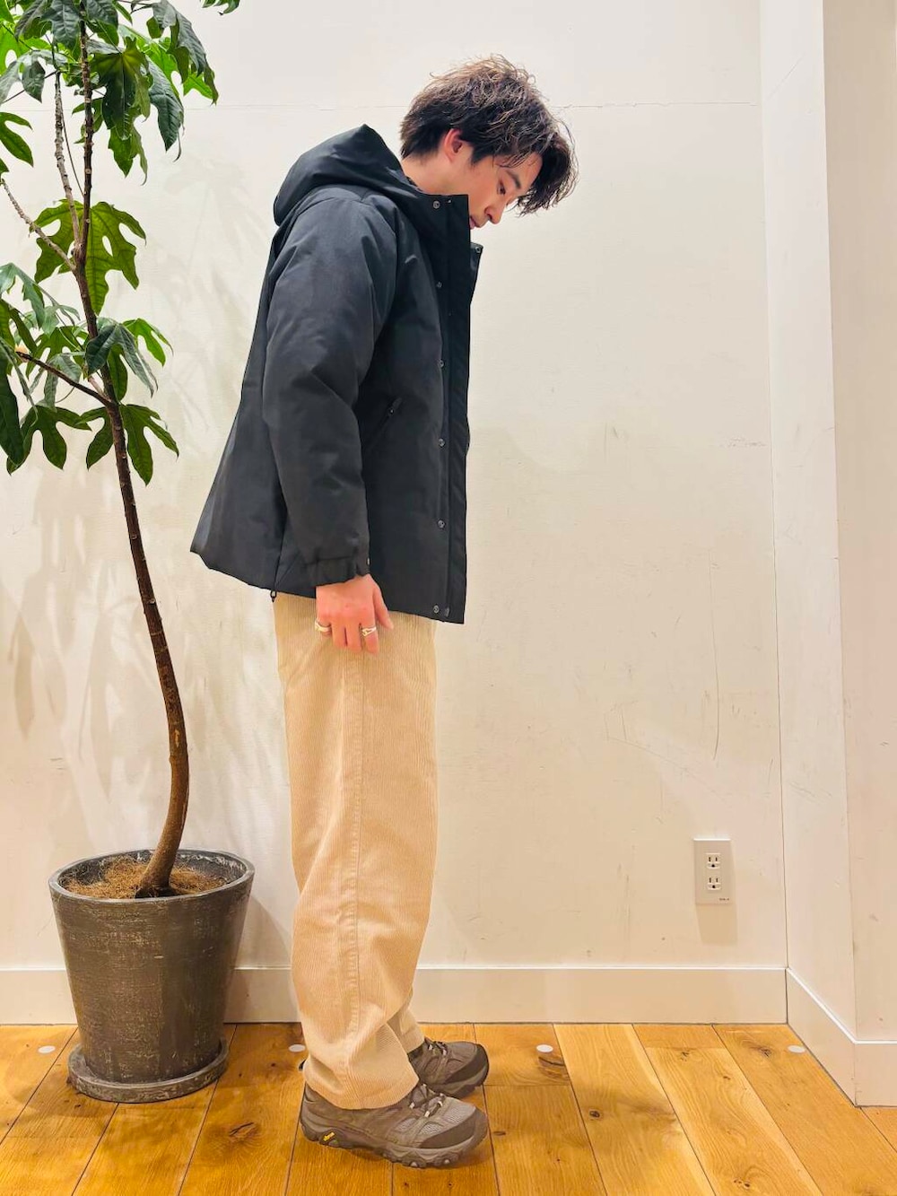 グレー系のスニーカー、ホワイト系のその他パンツ、ブラック系のニット/セーターを着用したメンズの冬コーディネートの2枚目の写真