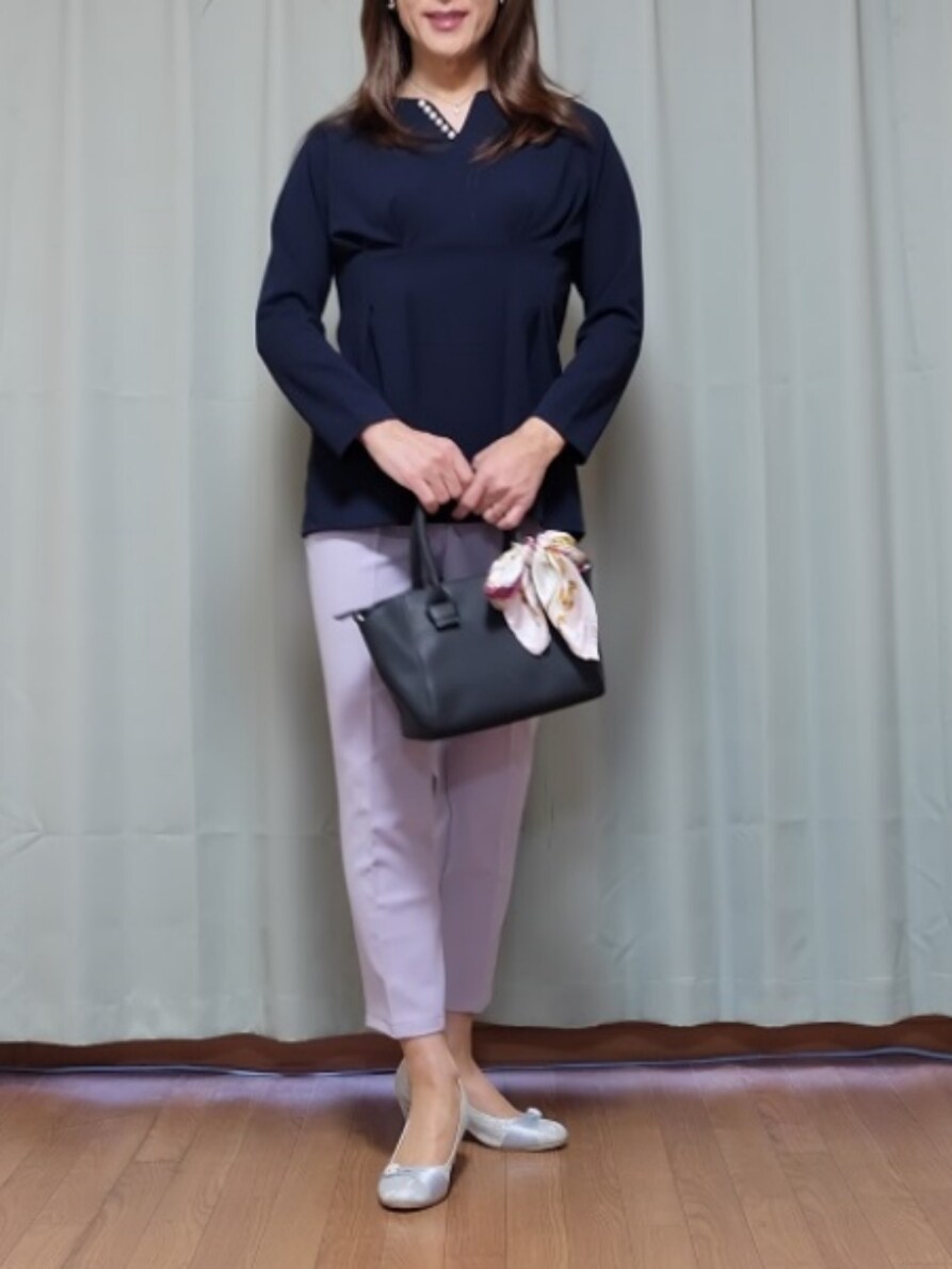 ブルー系のシャツ/ブラウス、パープル系のパンツを着用したレディースの春コーディネートの2枚目の写真