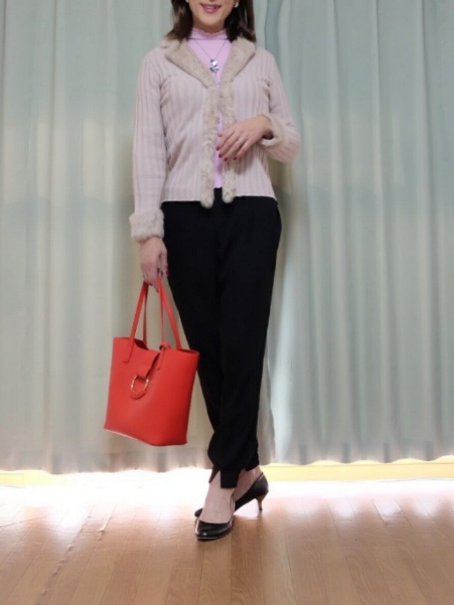 ブラック系のパンツ、ピンク系のカーディガン/ボレロを着用したレディースの春コーディネートの2枚目の写真
