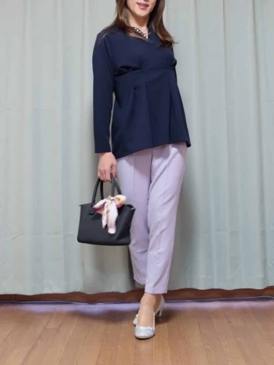 ブルー系のシャツ/ブラウス、パープル系のパンツを着用したレディースの春コーディネートの3枚目の写真