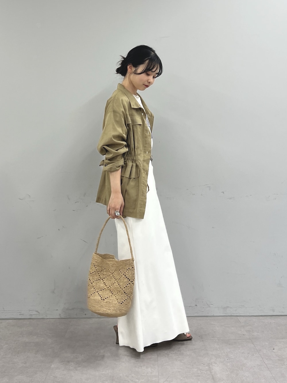 グリーン系のその他アウター、ホワイト系のTシャツ/カットソー、ホワイト系のスカートを着用したレディースの春コーディネートの2枚目の写真