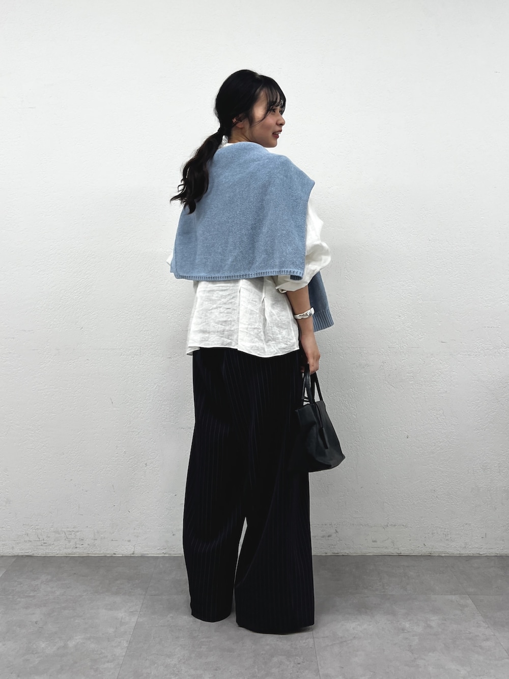 ブルー系のその他パンツ、ブラック系のサンダル、ブラック系のトートバッグを着用したレディースの春コーディネートの3枚目の写真