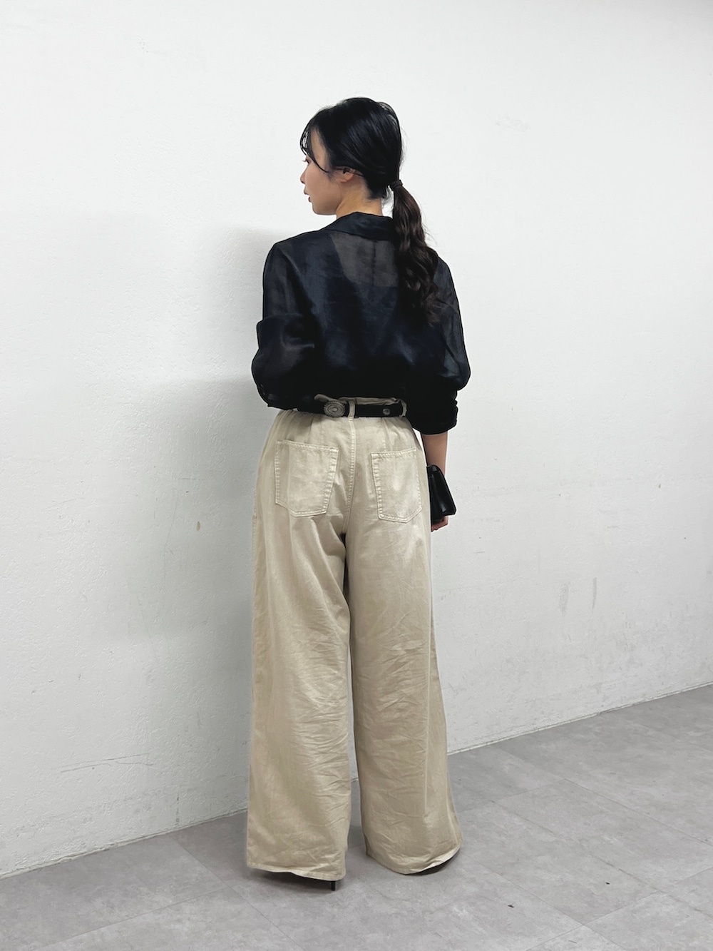 ベージュ系のその他パンツ、ブラック系のショルダーバッグ、ブラック系のキャミソールを着用したレディースの春コーディネートの3枚目の写真