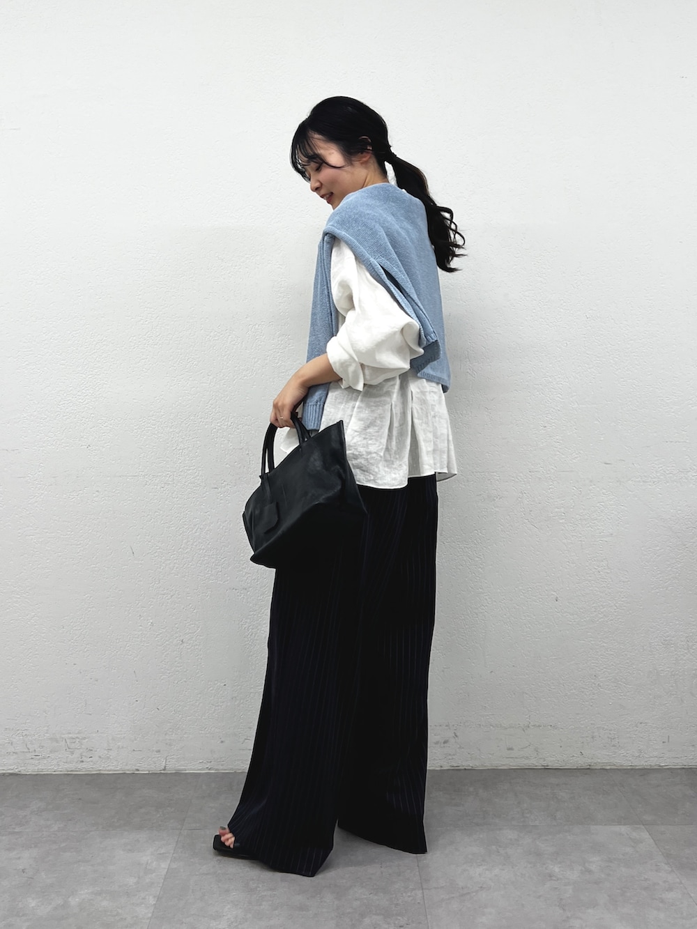 ブルー系のその他パンツ、ブラック系のサンダル、ブラック系のトートバッグを着用したレディースの春コーディネートの2枚目の写真
