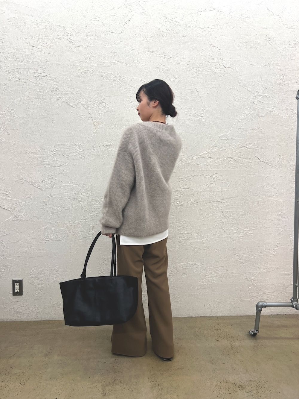 ホワイト系のTシャツ/カットソー、ブラウン系のニット/セーター、ブラウン系のその他パンツを着用したレディースの夏コーディネートの3枚目の写真