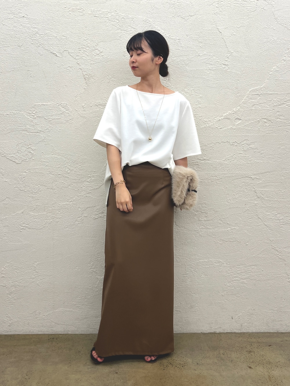 ホワイト系のTシャツ/カットソー、ブラウン系のニット/セーター、ブラウン系のその他パンツを着用したレディースの夏コーディネートの4枚目の写真