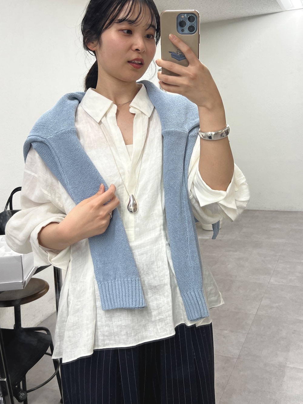 ブルー系のその他パンツ、ブラック系のサンダル、ブラック系のトートバッグを着用したレディースの春コーディネートの4枚目の写真