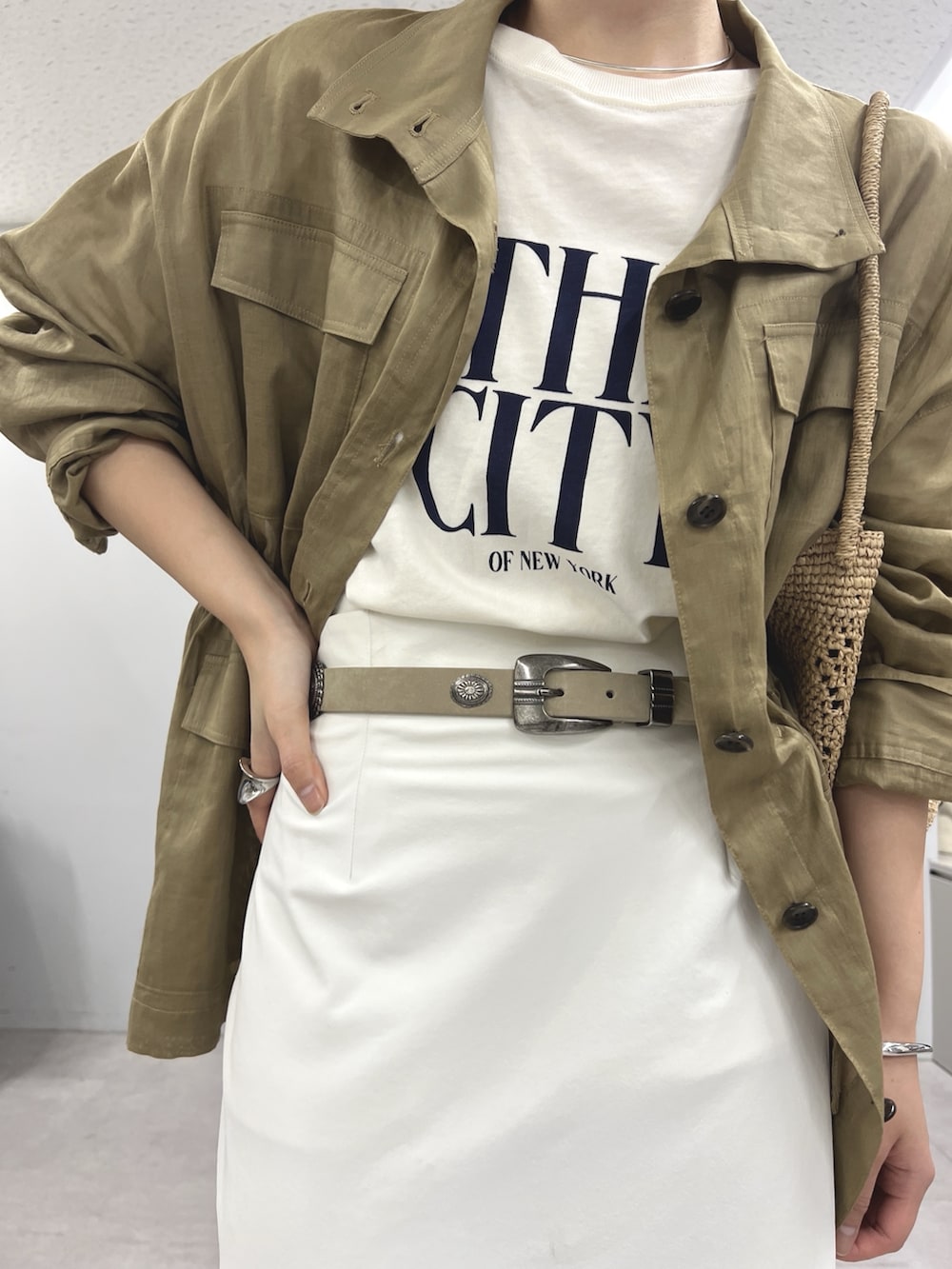 グリーン系のその他アウター、ホワイト系のTシャツ/カットソー、ホワイト系のスカートを着用したレディースの春コーディネートの4枚目の写真