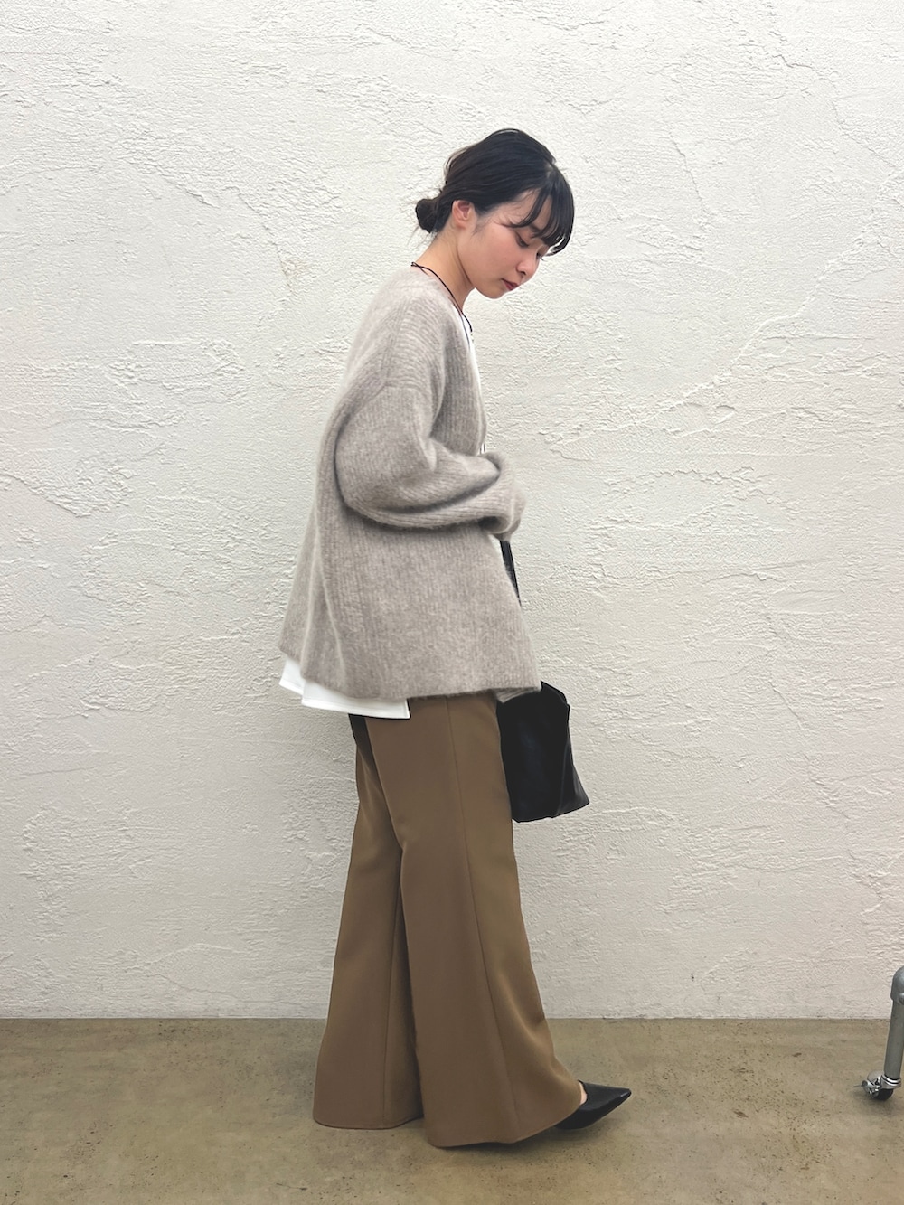 ホワイト系のTシャツ/カットソー、ブラウン系のニット/セーター、ブラウン系のその他パンツを着用したレディースの夏コーディネートの2枚目の写真