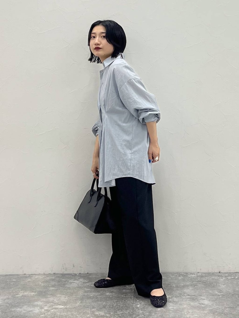 ブラック系のバレエシューズ、ブラック系のショルダーバッグ、ブルー系のシャツ/ブラウスを着用したレディースの夏コーディネートの4枚目の写真