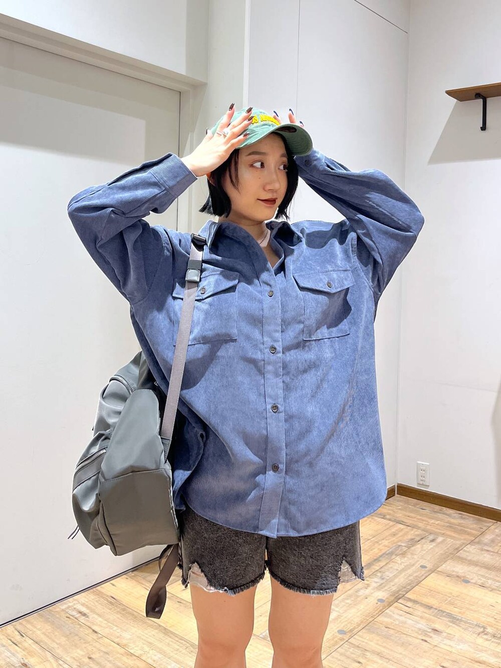 グレー系のバックパック/リュック、ブルー系のシャツ/ブラウス、ブラック系のスニーカーを着用したレディースの秋コーディネートの7枚目の写真