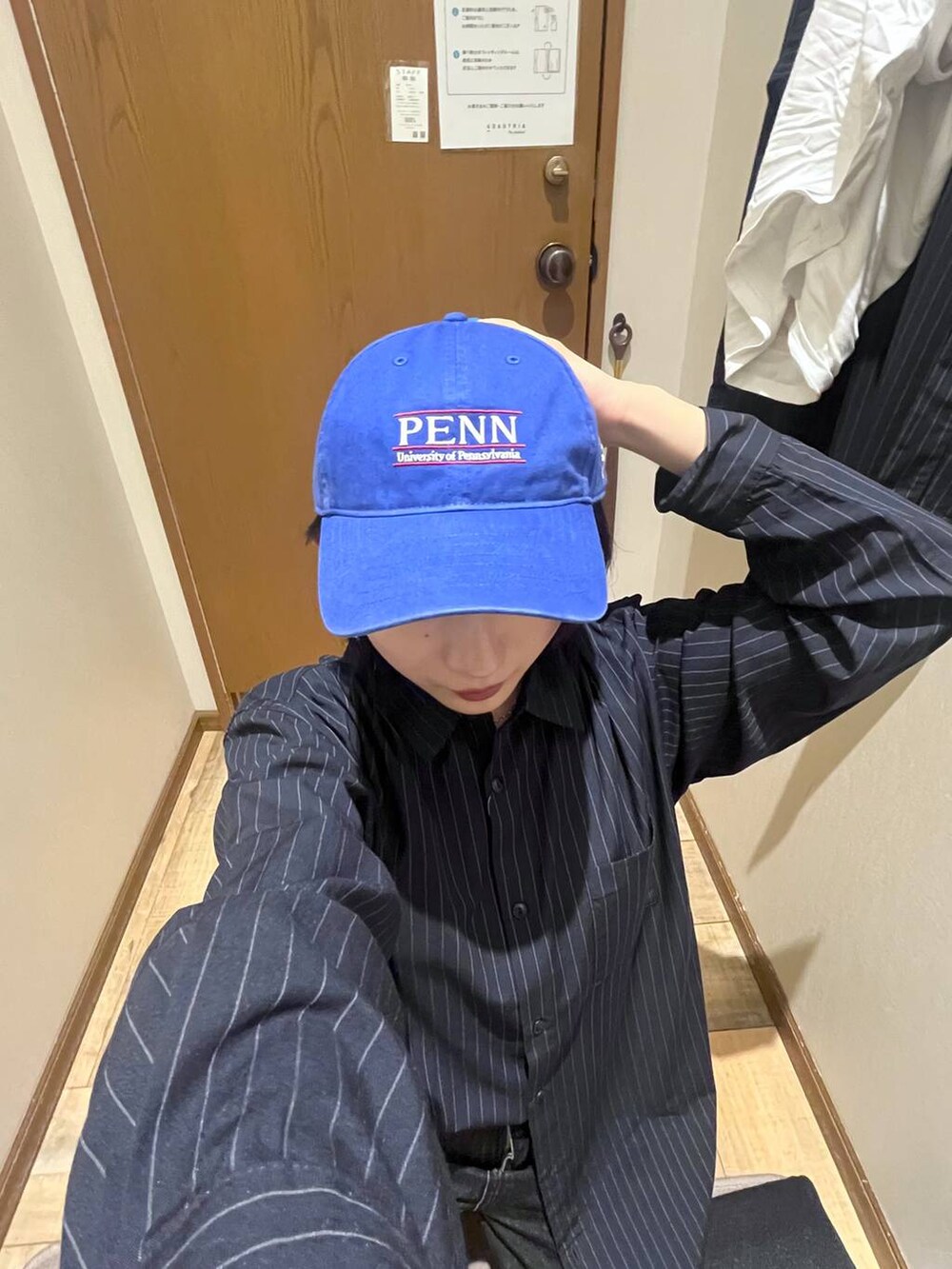 ブラック系のデニムパンツ、ブルー系のシャツ/ブラウス、ブルー系のハットを着用したレディースの秋コーディネートの4枚目の写真