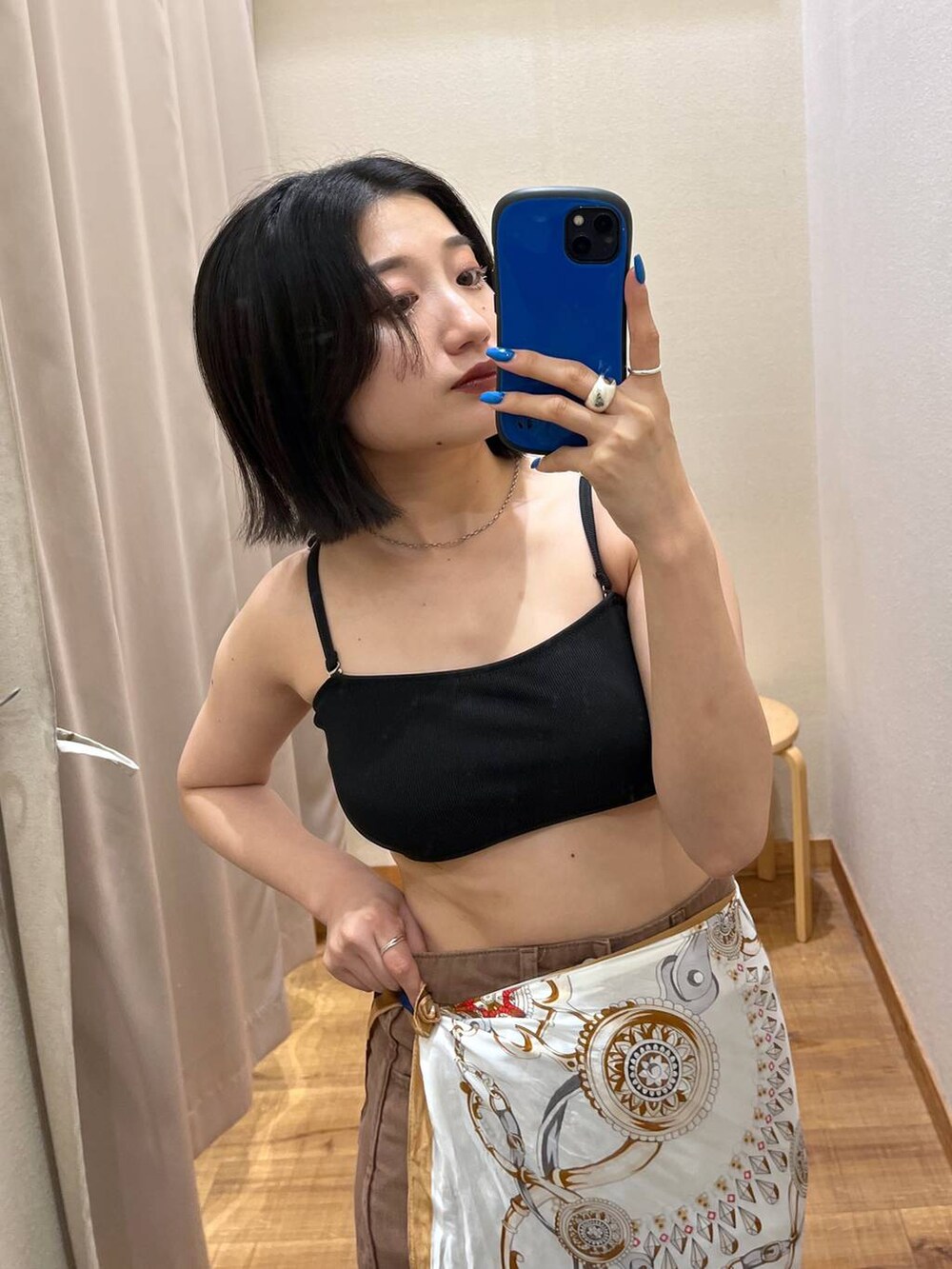 ブラウン系のデニムパンツ、ブラック系の水着、ブルー系のストール/ショールを着用したレディースの夏コーディネートの9枚目の写真