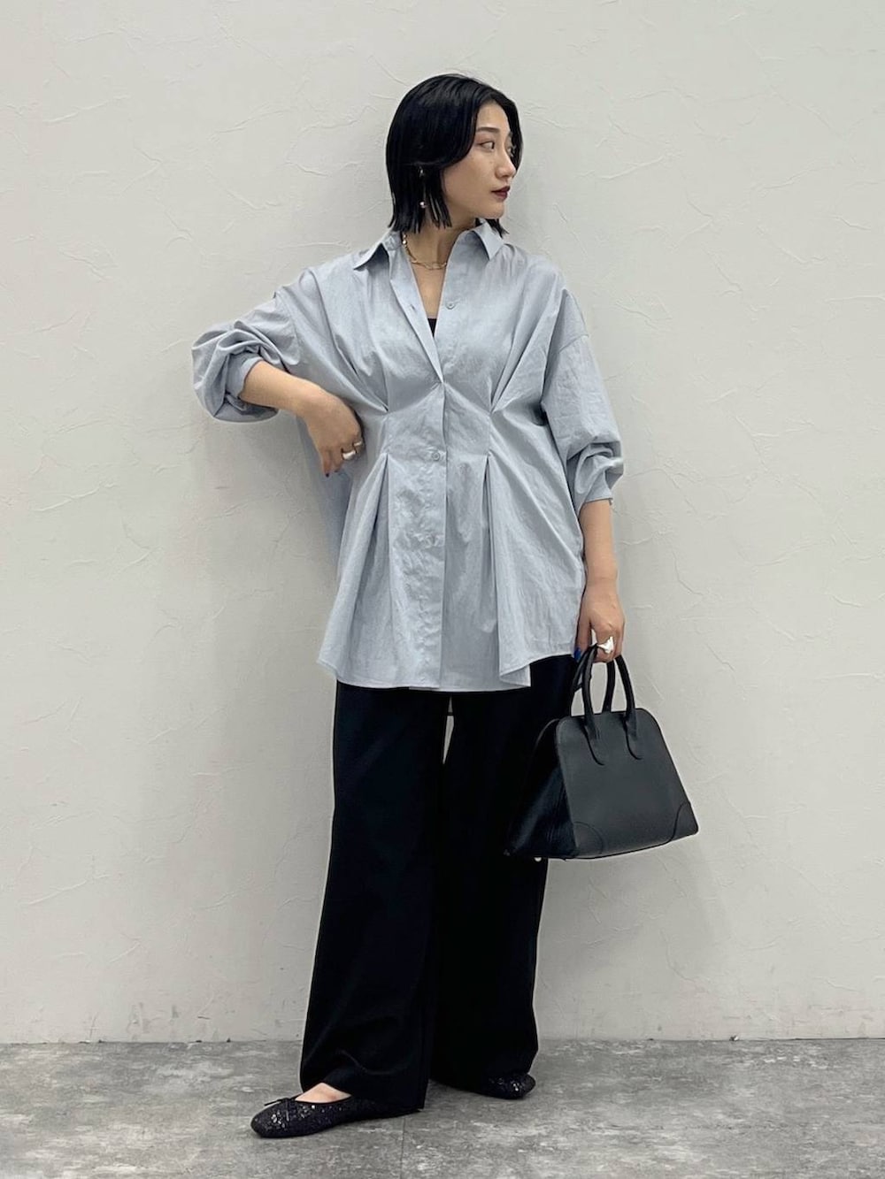 ブラック系のバレエシューズ、ブラック系のショルダーバッグ、ブルー系のシャツ/ブラウスを着用したレディースの夏コーディネートの9枚目の写真
