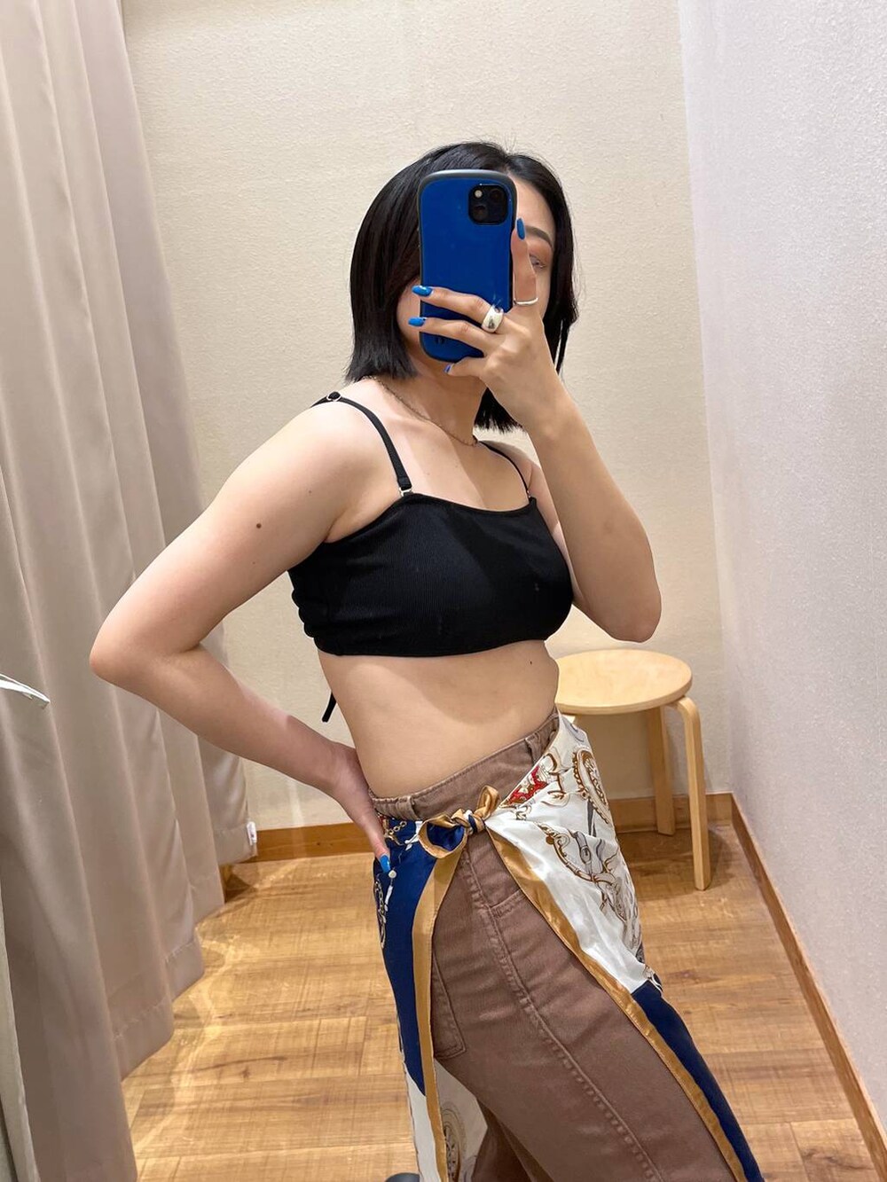 ブラウン系のデニムパンツ、ブラック系の水着、ブルー系のストール/ショールを着用したレディースの夏コーディネートの5枚目の写真