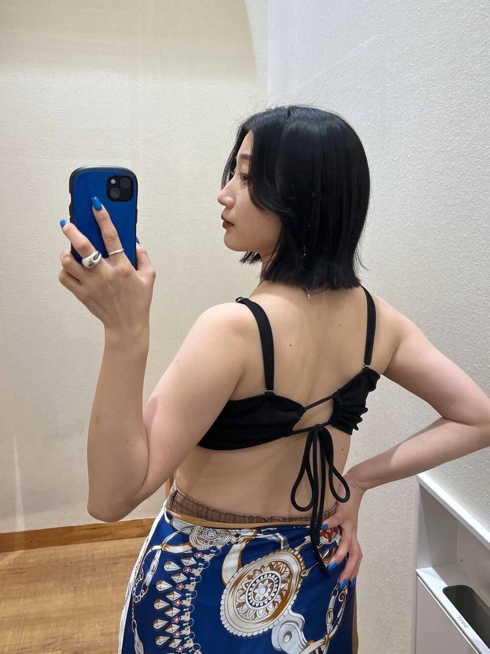 ブラウン系のデニムパンツ、ブラック系の水着、ブルー系のストール/ショールを着用したレディースの夏コーディネートの8枚目の写真