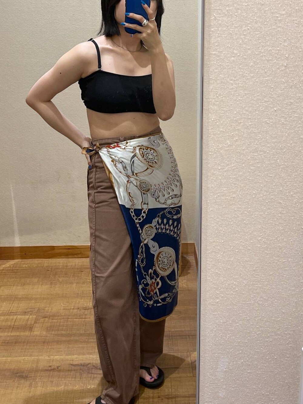 ブラウン系のデニムパンツ、ブラック系の水着、ブルー系のストール/ショールを着用したレディースの夏コーディネートの10枚目の写真