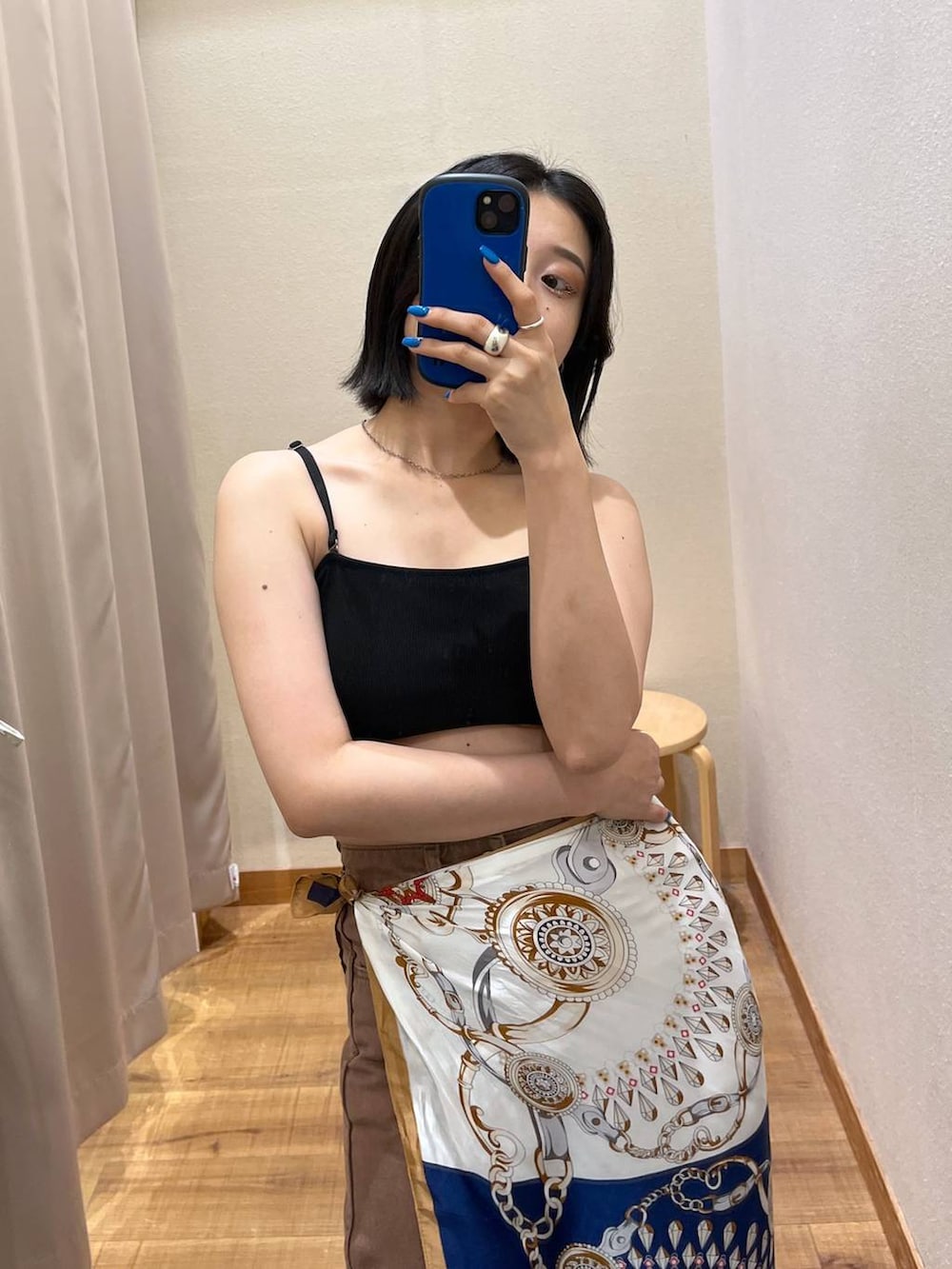 ブラウン系のデニムパンツ、ブラック系の水着、ブルー系のストール/ショールを着用したレディースの夏コーディネートの6枚目の写真