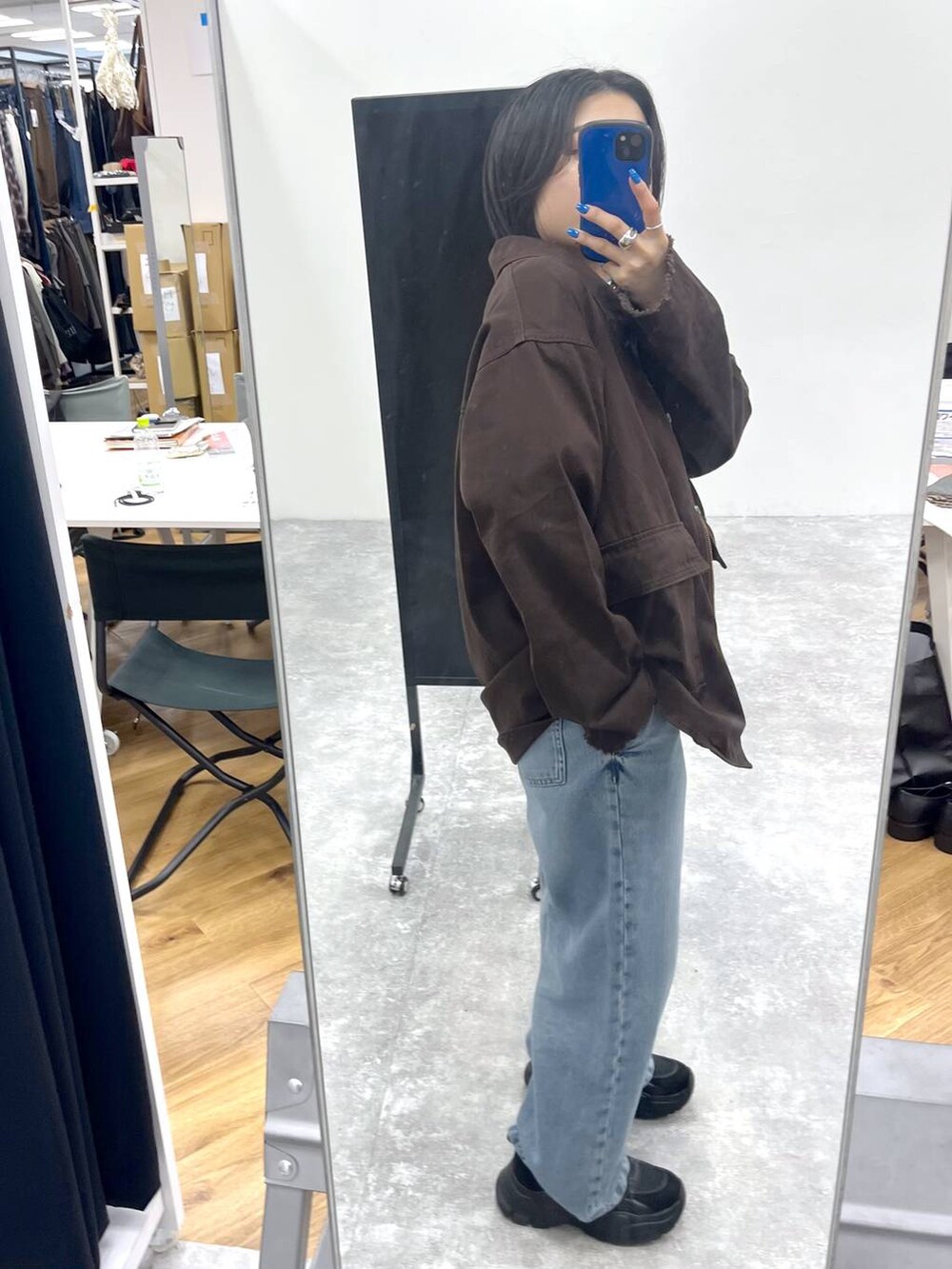 ブルー系のデニムパンツ、ブラック系のスニーカーを着用したレディースの夏コーディネートの4枚目の写真