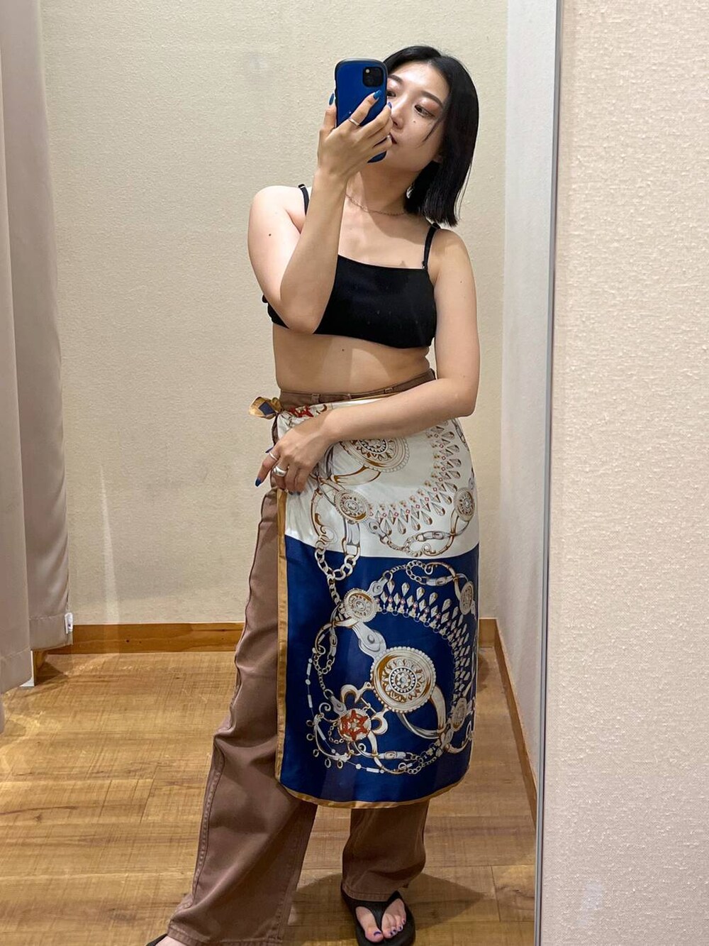 ブラウン系のデニムパンツ、ブラック系の水着、ブルー系のストール/ショールを着用したレディースの夏コーディネートの2枚目の写真