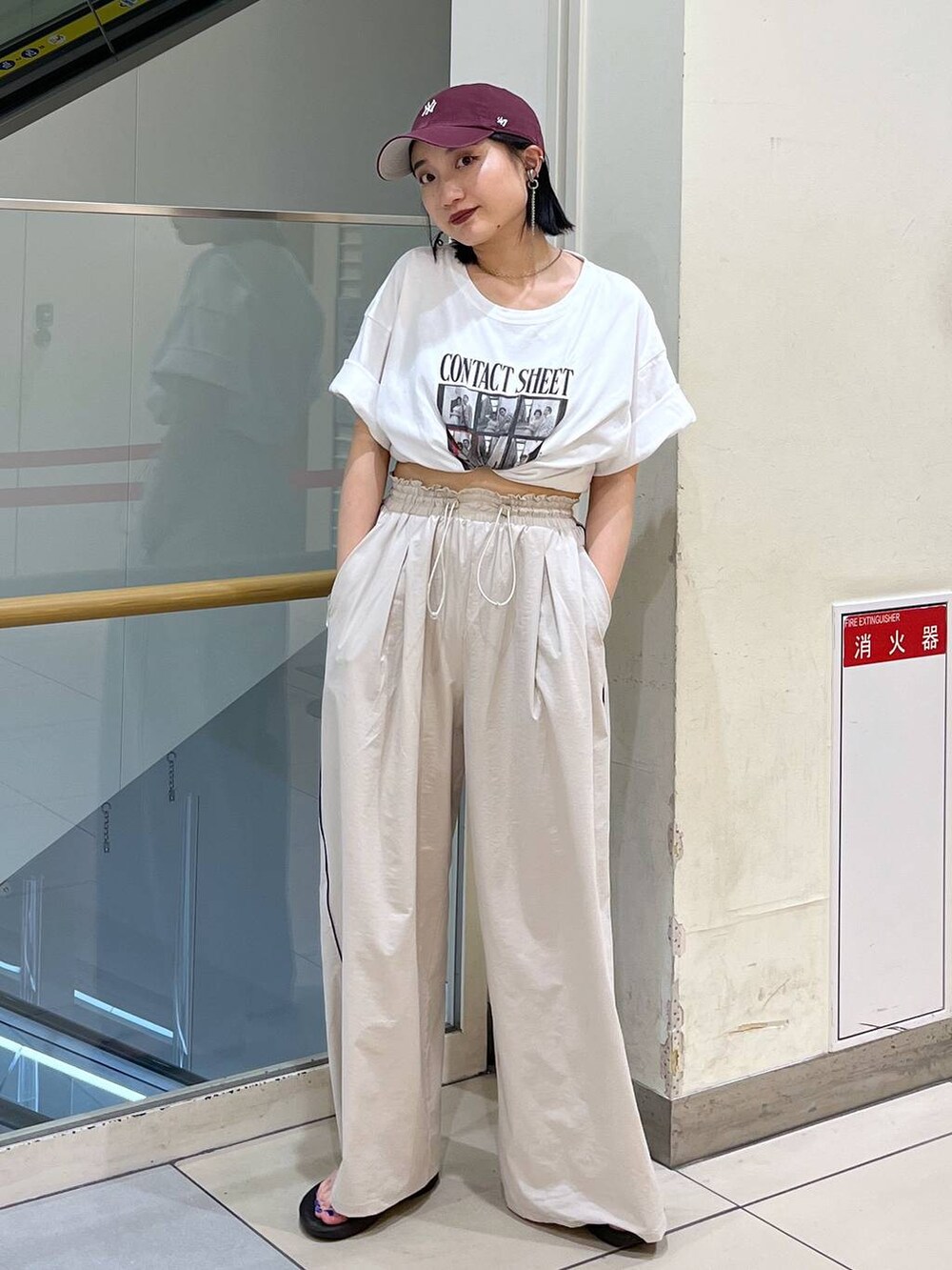 ホワイト系のTシャツ/カットソー、ブラック系のサンダル、ベージュ系のその他パンツを着用したレディースの夏コーディネートの9枚目の写真