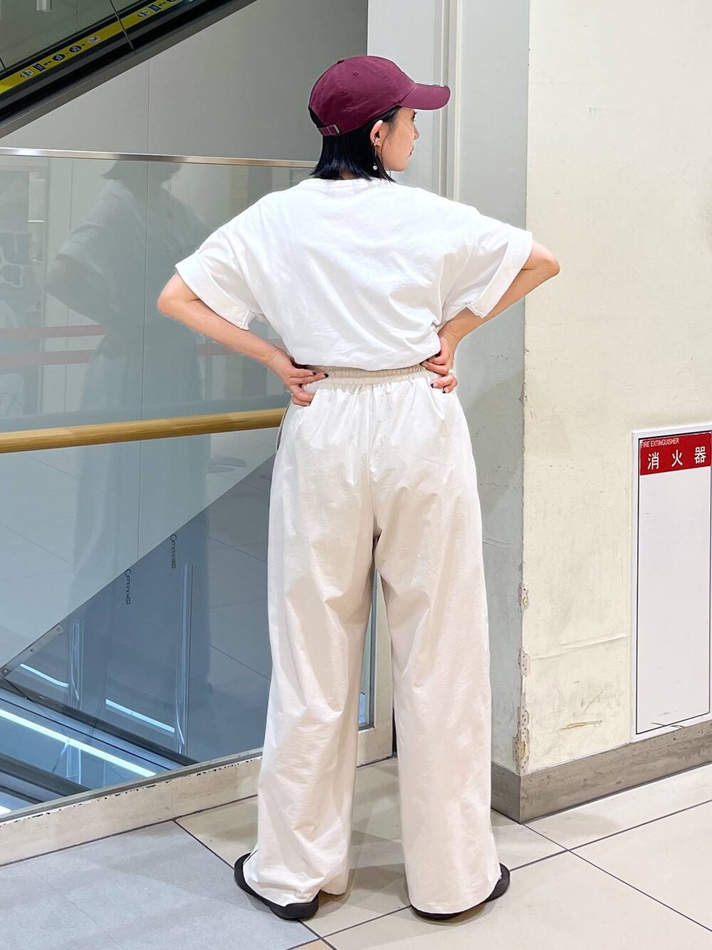 ホワイト系のTシャツ/カットソー、ブラック系のサンダル、ベージュ系のその他パンツを着用したレディースの夏コーディネートの5枚目の写真