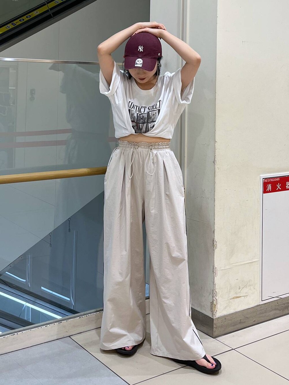 ホワイト系のTシャツ/カットソー、ブラック系のサンダル、ベージュ系のその他パンツを着用したレディースの夏コーディネートの8枚目の写真