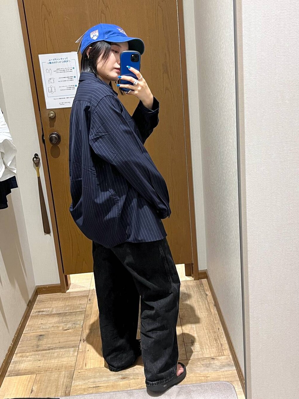 ブラック系のデニムパンツ、ブルー系のシャツ/ブラウス、ブルー系のハットを着用したレディースの秋コーディネートの3枚目の写真