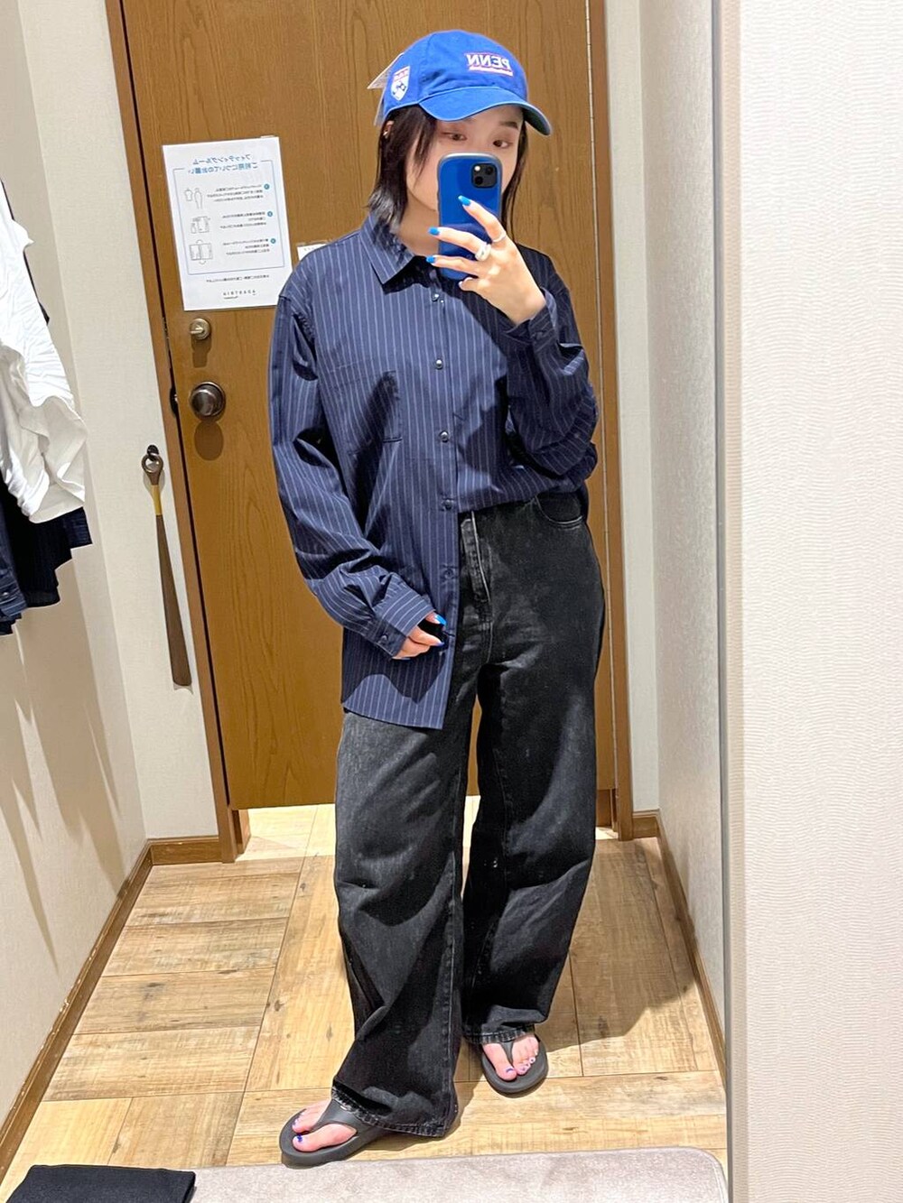 ブラック系のデニムパンツ、ブルー系のシャツ/ブラウス、ブルー系のハットを着用したレディースの秋コーディネートの5枚目の写真