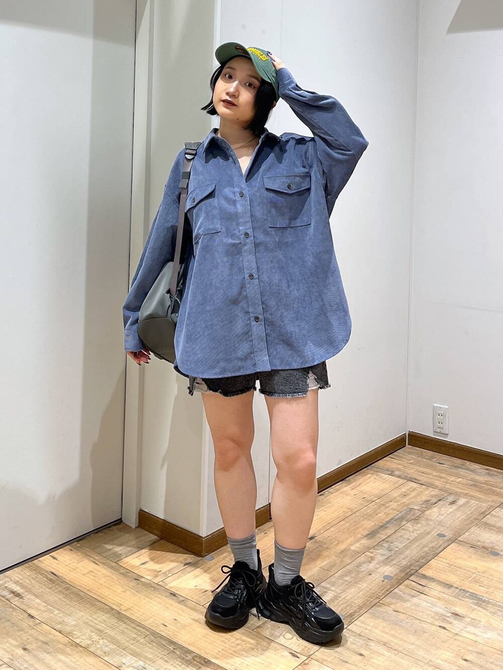 グレー系のバックパック/リュック、ブルー系のシャツ/ブラウス、ブラック系のスニーカーを着用したレディースの秋コーディネートの9枚目の写真