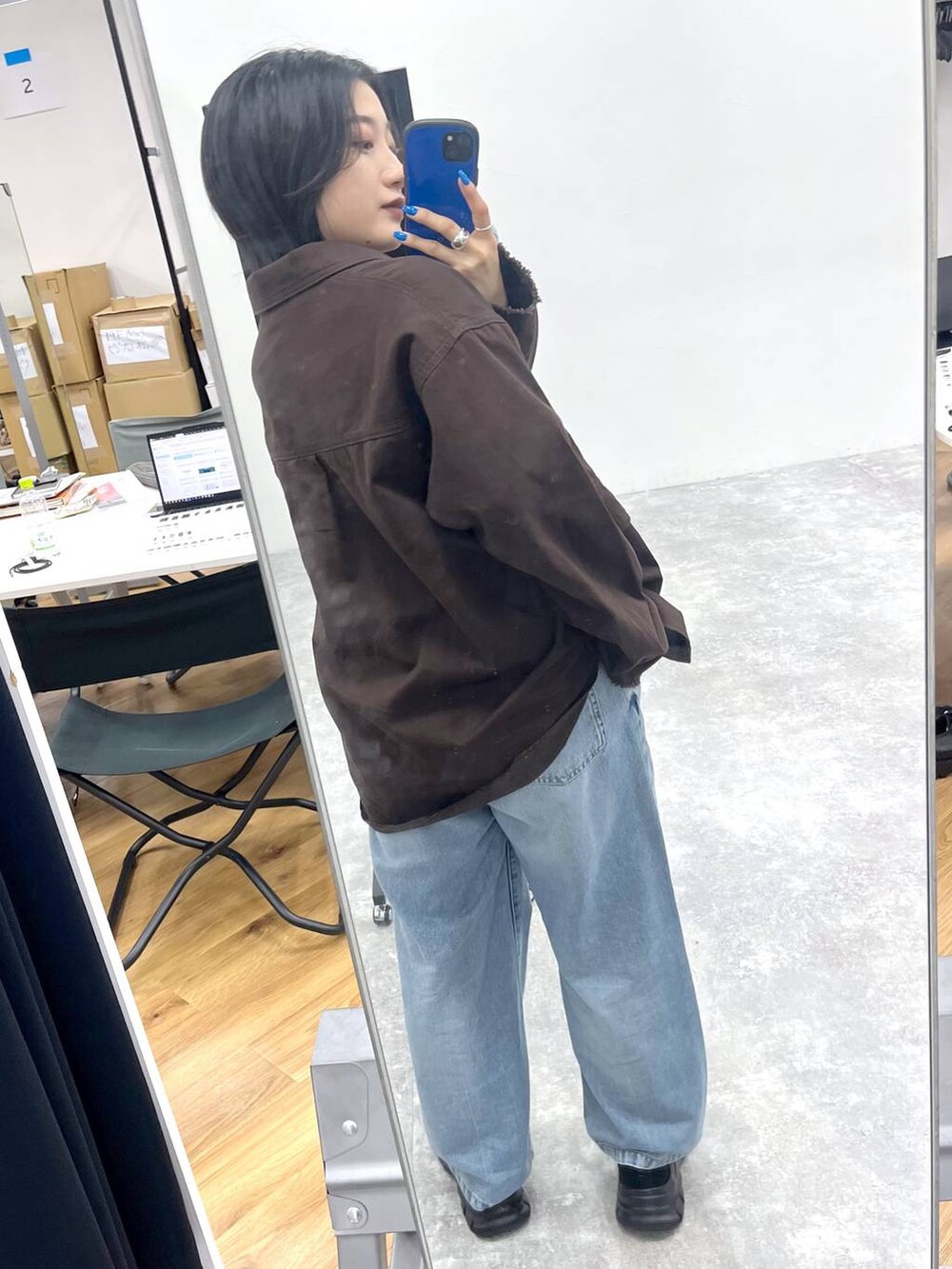 ブルー系のデニムパンツ、ブラック系のスニーカーを着用したレディースの夏コーディネートの5枚目の写真