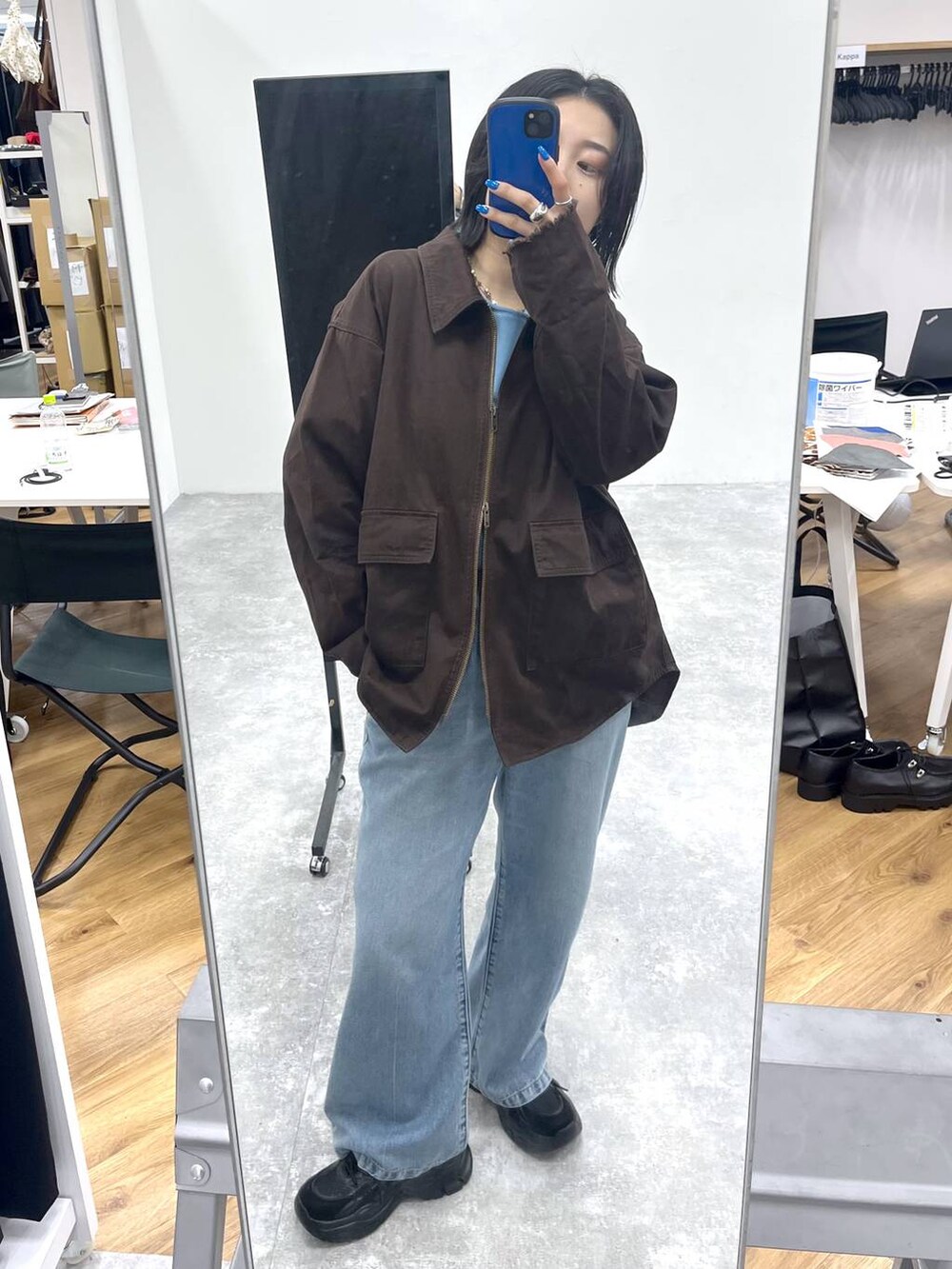 ブルー系のデニムパンツ、ブラック系のスニーカーを着用したレディースの夏コーディネートの3枚目の写真