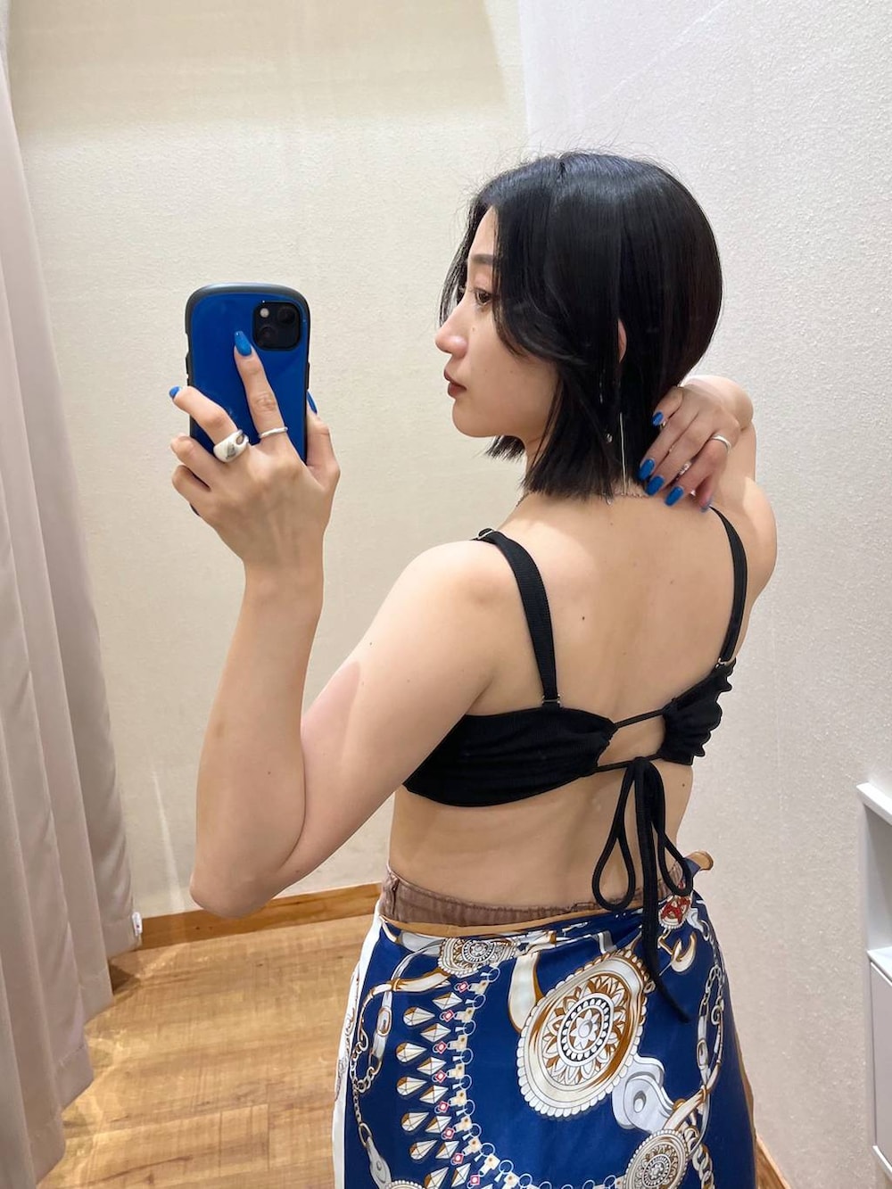 ブラウン系のデニムパンツ、ブラック系の水着、ブルー系のストール/ショールを着用したレディースの夏コーディネートの4枚目の写真