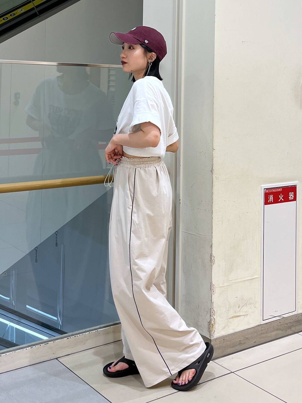 ホワイト系のTシャツ/カットソー、ブラック系のサンダル、ベージュ系のその他パンツを着用したレディースの夏コーディネートの4枚目の写真