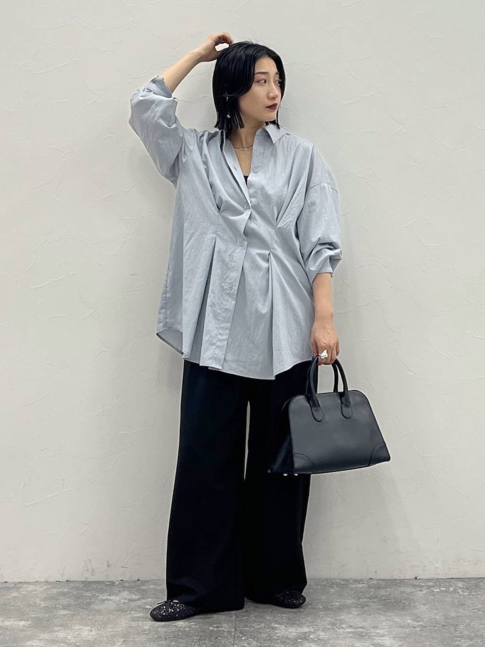 ブラック系のバレエシューズ、ブラック系のショルダーバッグ、ブルー系のシャツ/ブラウスを着用したレディースの夏コーディネートの8枚目の写真