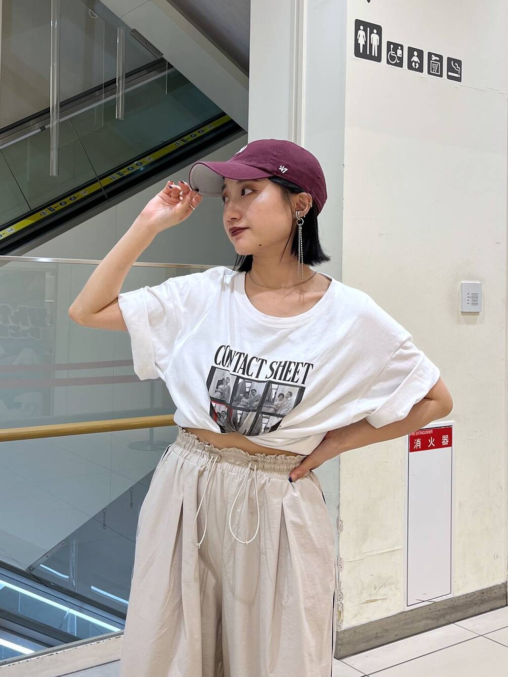 ホワイト系のTシャツ/カットソー、ブラック系のサンダル、ベージュ系のその他パンツを着用したレディースの夏コーディネートの6枚目の写真