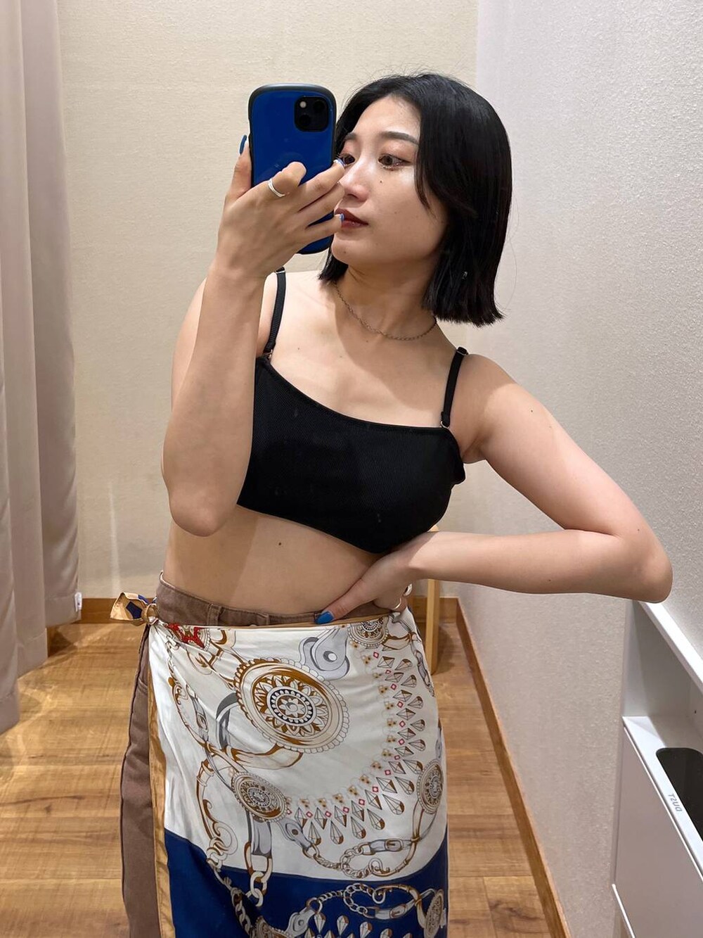 ブラウン系のデニムパンツ、ブラック系の水着、ブルー系のストール/ショールを着用したレディースの夏コーディネートの7枚目の写真