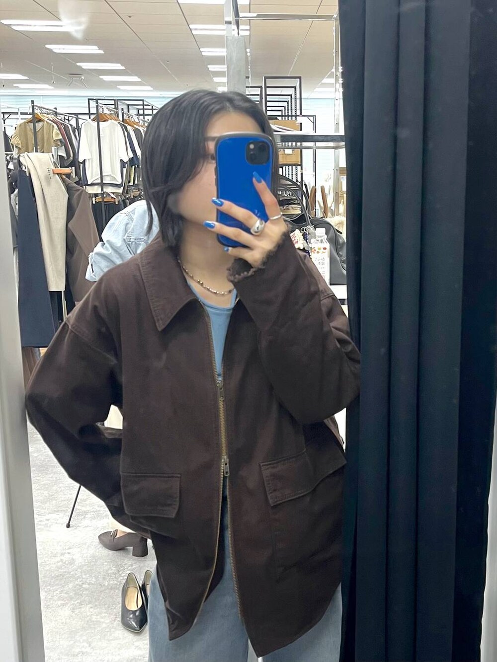 ブルー系のデニムパンツ、ブラック系のスニーカーを着用したレディースの夏コーディネートの2枚目の写真