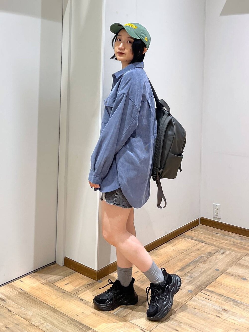 グレー系のバックパック/リュック、ブルー系のシャツ/ブラウス、ブラック系のスニーカーを着用したレディースの秋コーディネートの4枚目の写真