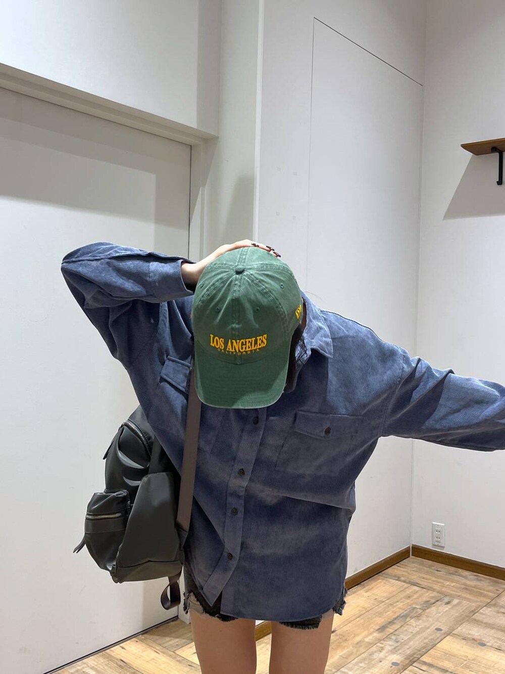 グレー系のバックパック/リュック、ブルー系のシャツ/ブラウス、ブラック系のスニーカーを着用したレディースの秋コーディネートの8枚目の写真