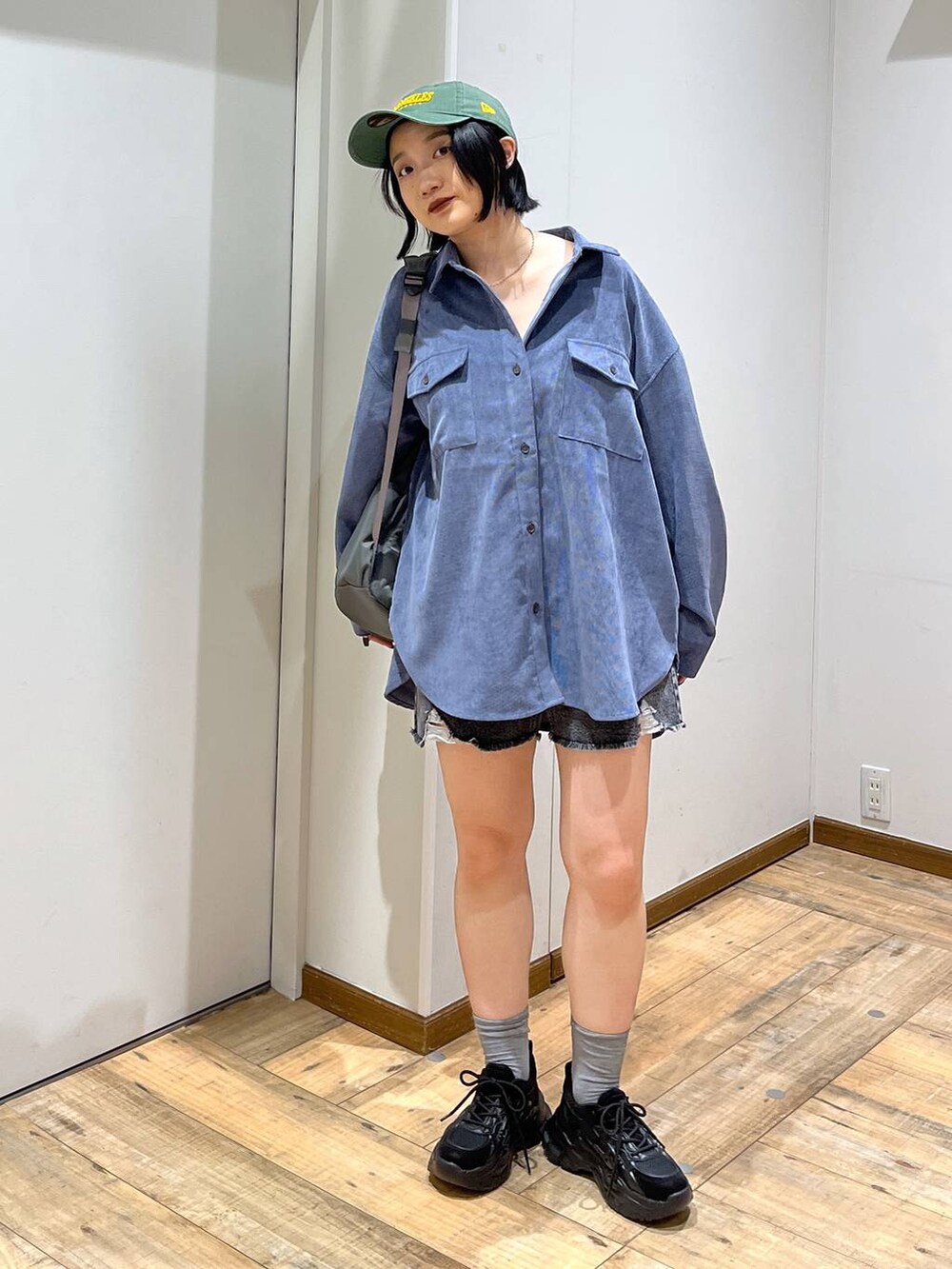 グレー系のバックパック/リュック、ブルー系のシャツ/ブラウス、ブラック系のスニーカーを着用したレディースの秋コーディネートの3枚目の写真