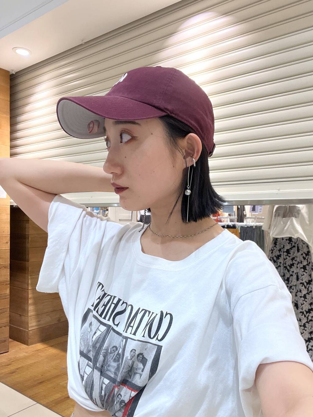 ホワイト系のTシャツ/カットソー、ブラック系のサンダル、ベージュ系のその他パンツを着用したレディースの夏コーディネートの7枚目の写真