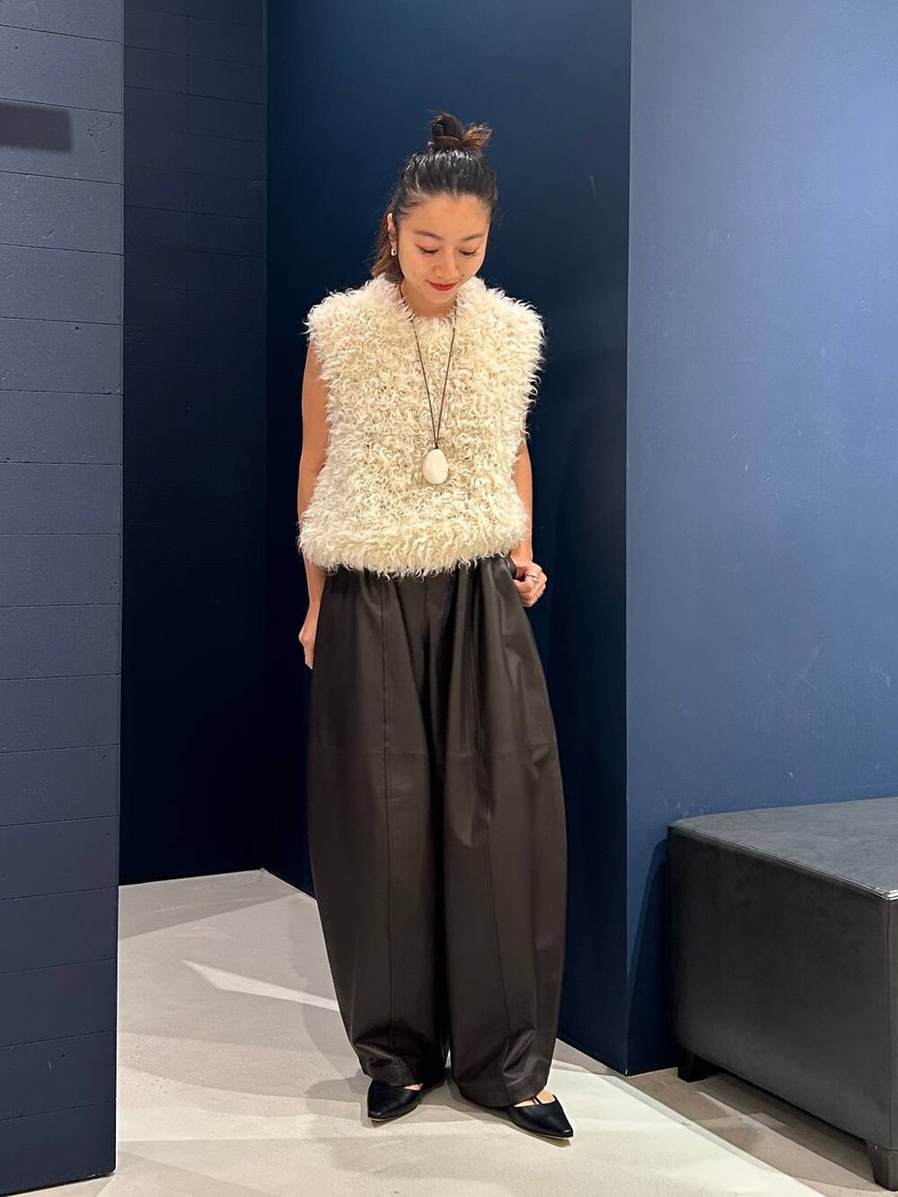 ホワイト系のニット/セーター、ブラウン系のその他パンツ、ホワイト系のネックレスを着用したレディースの夏コーディネートの6枚目の写真