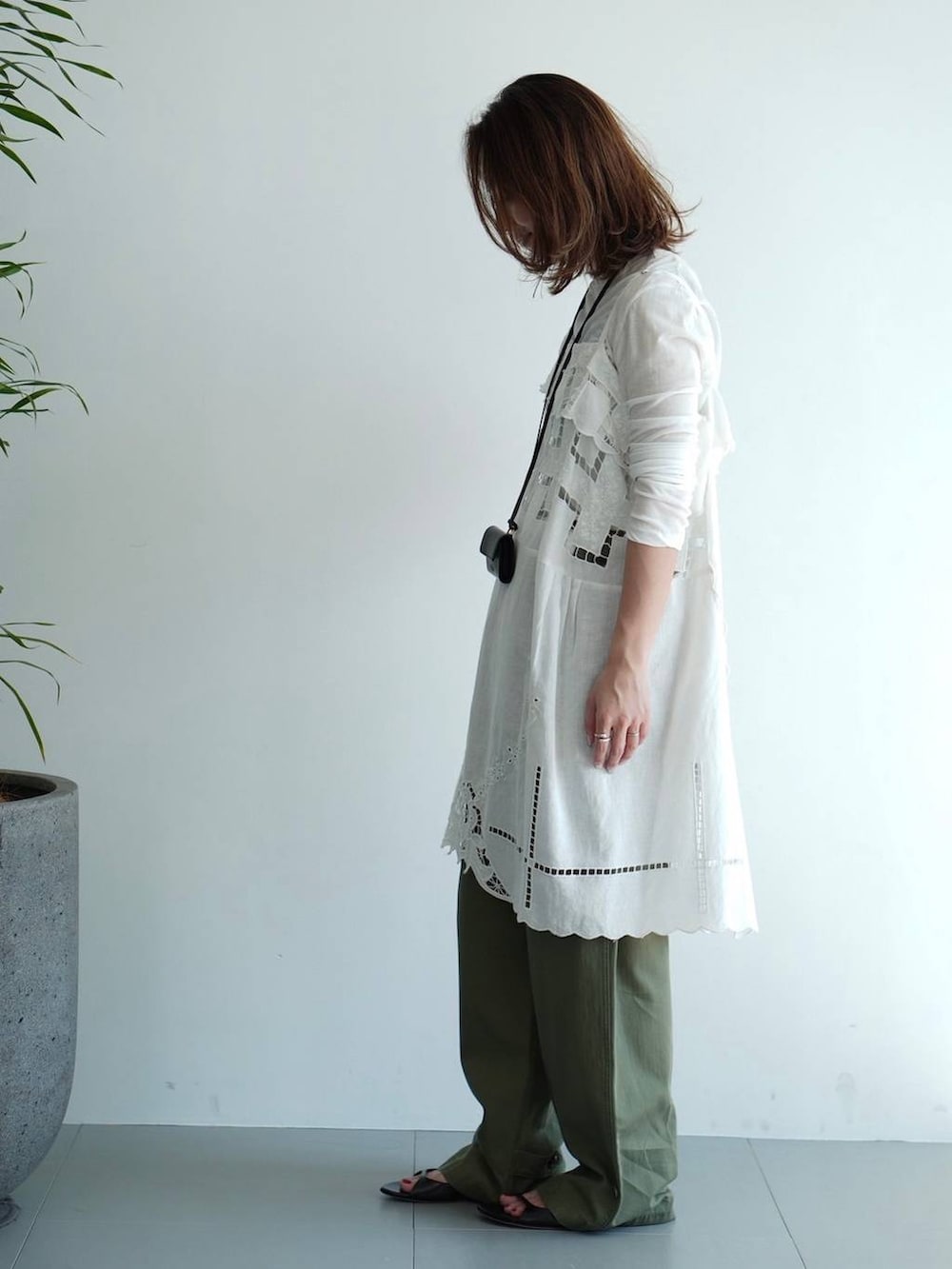 ホワイト系のTシャツ/カットソー、グリーン系のカーゴパンツ、ホワイト系のシャツ/ブラウスを着用したレディースの夏コーディネートの2枚目の写真