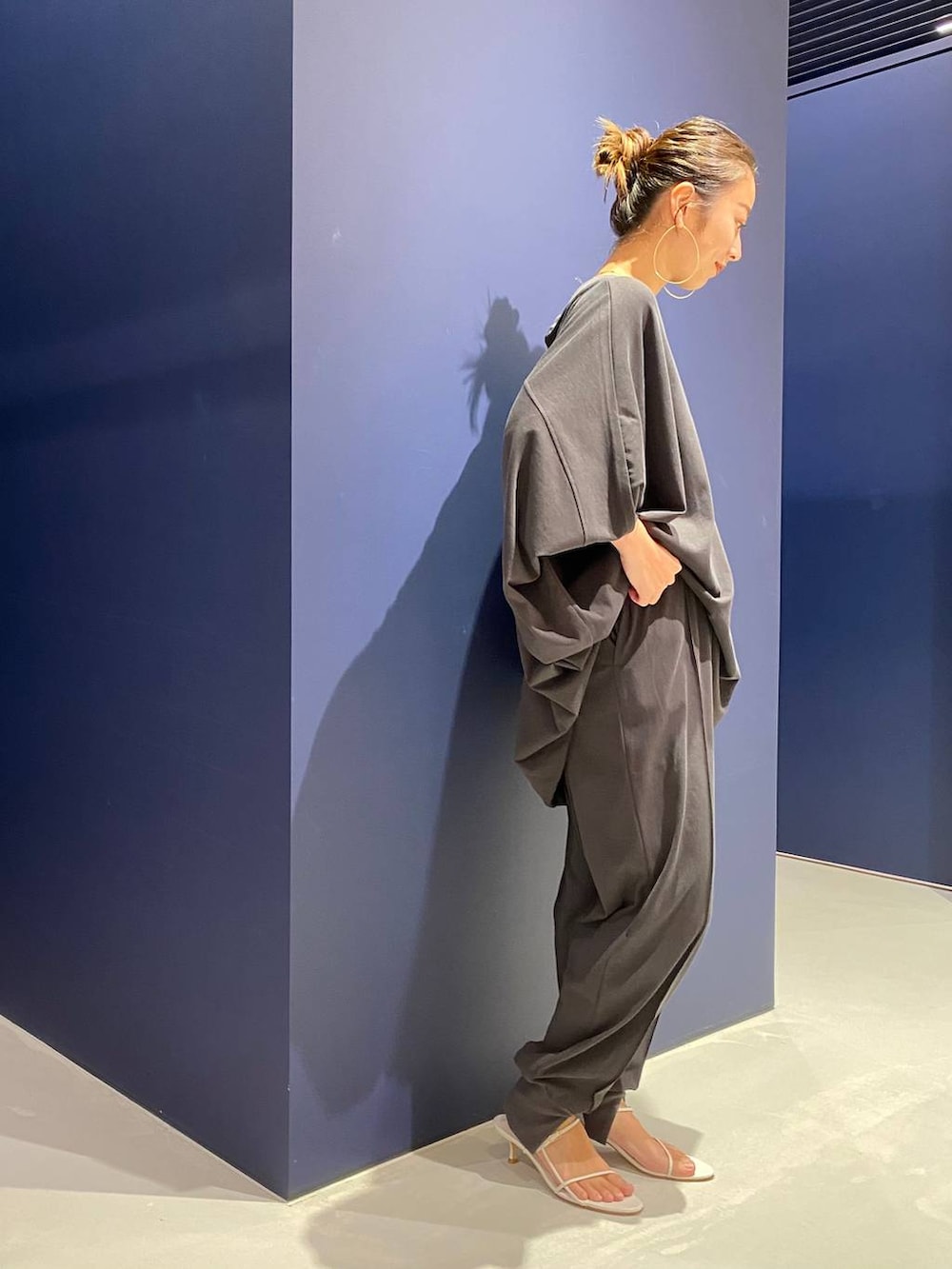 グレー系のその他パンツ、グレー系のTシャツ/カットソー、ゴールド系のネックレスを着用したレディースの秋コーディネートの3枚目の写真