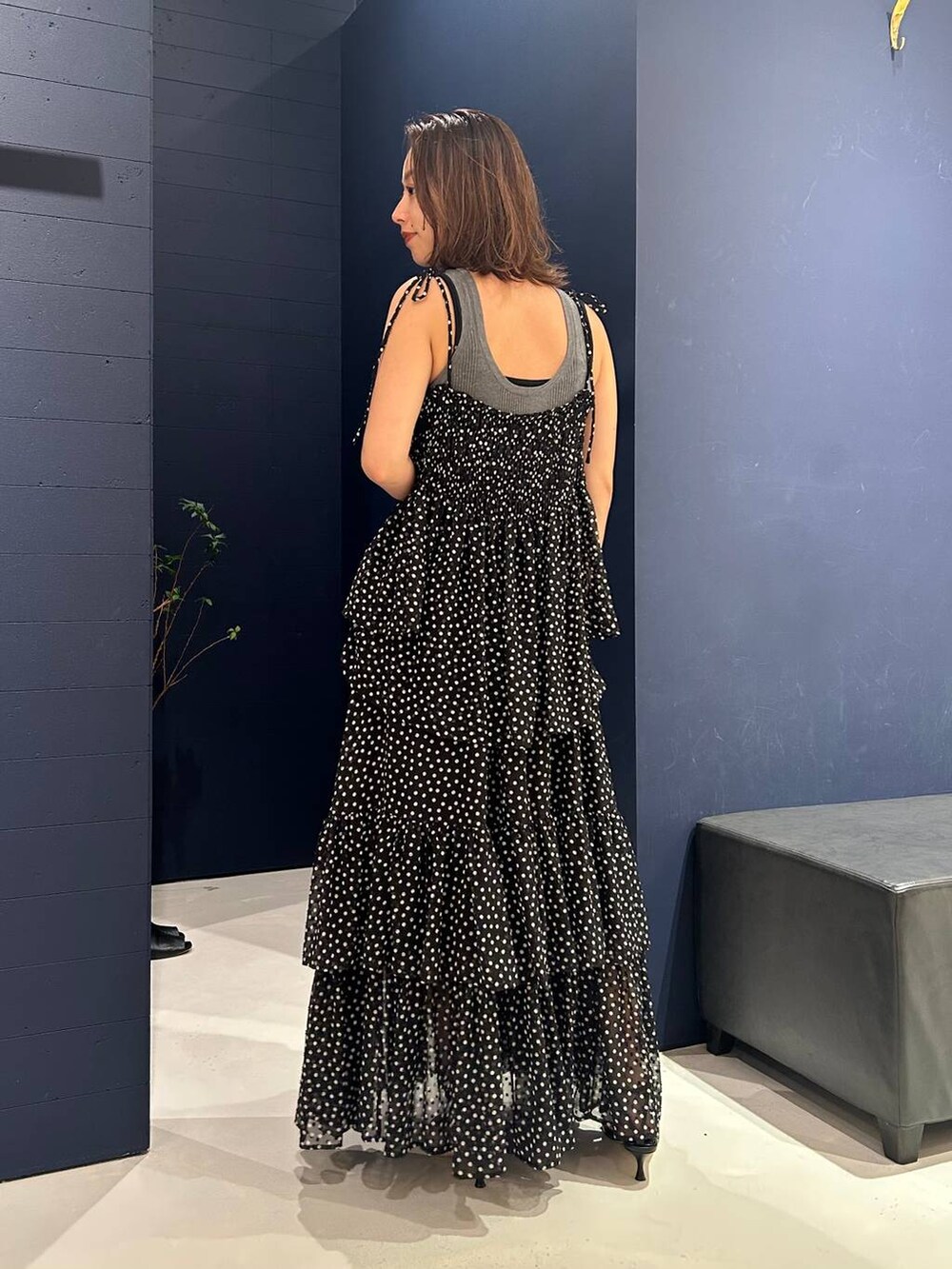 グレー系のタンクトップ、ブラック系のスカート、ブラック系のシャツ/ブラウスを着用したレディースの夏コーディネートの4枚目の写真