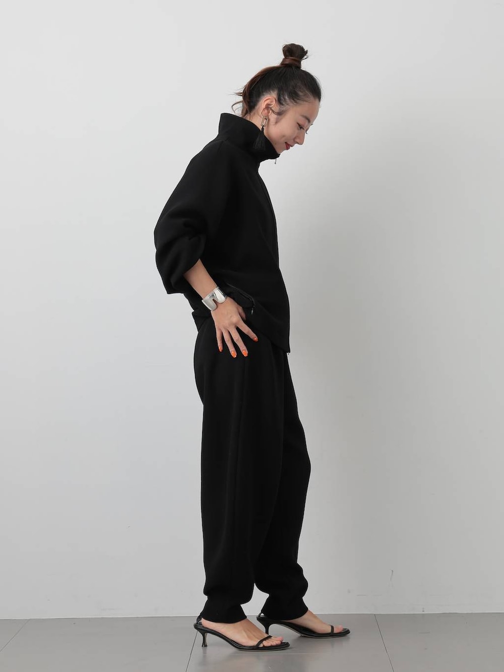 ブラック系のその他パンツ、ブラック系のブルゾン、ブラック系のピアス(両耳用)を着用したレディースの夏コーディネートの3枚目の写真